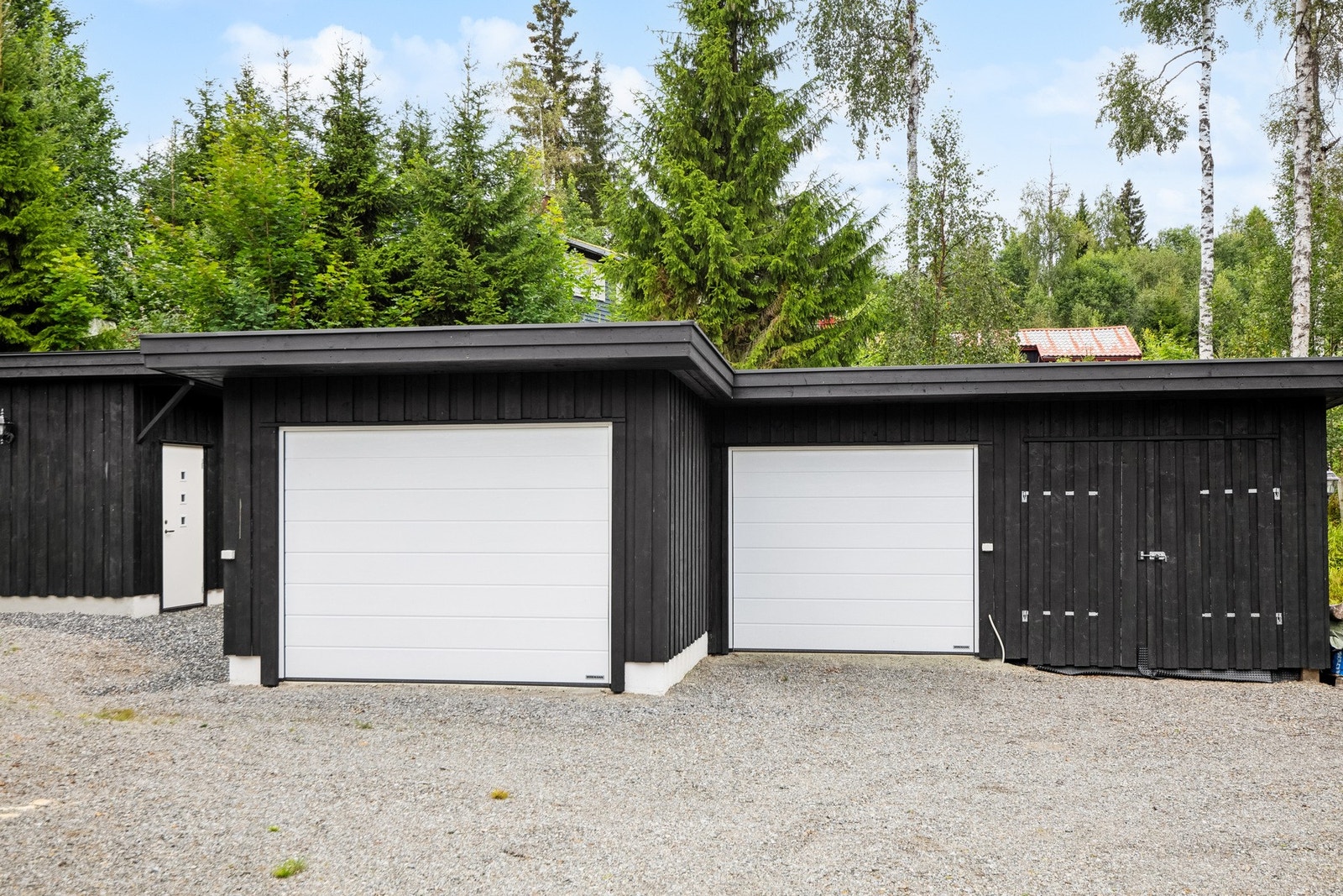Isolert dobbelgarasje fra 2022/2023. Galleribilde