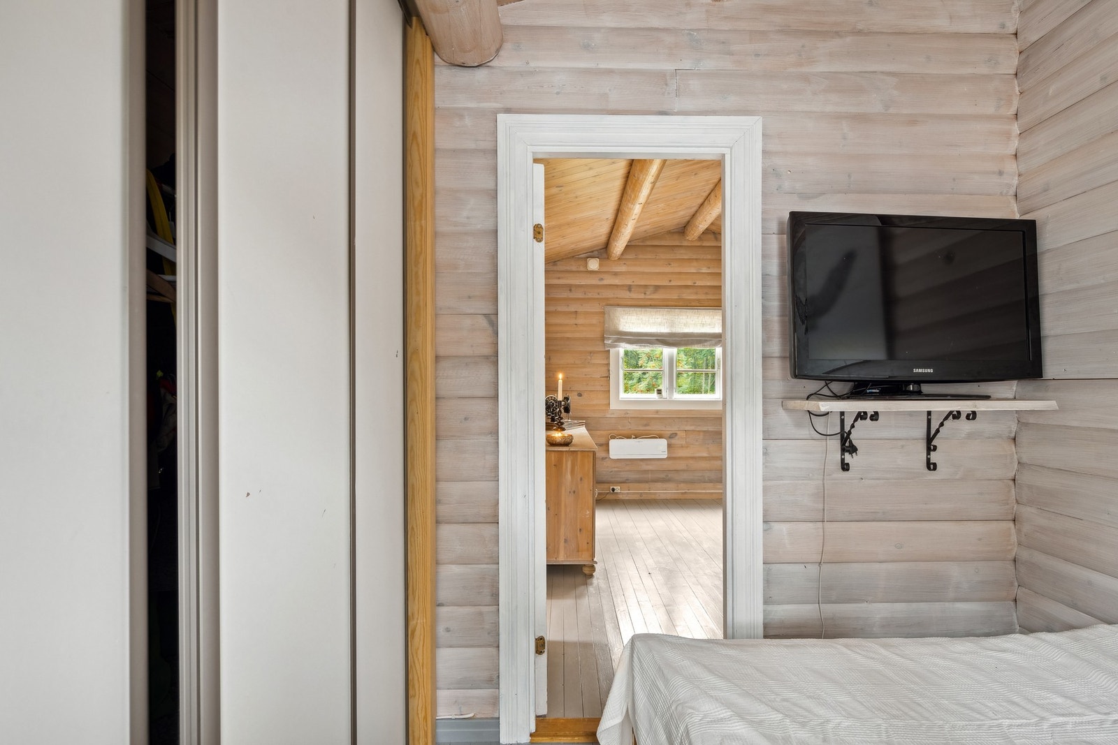 Det er oppbevaring i skyvedørsgarderobe på soverommet. Galleribilde