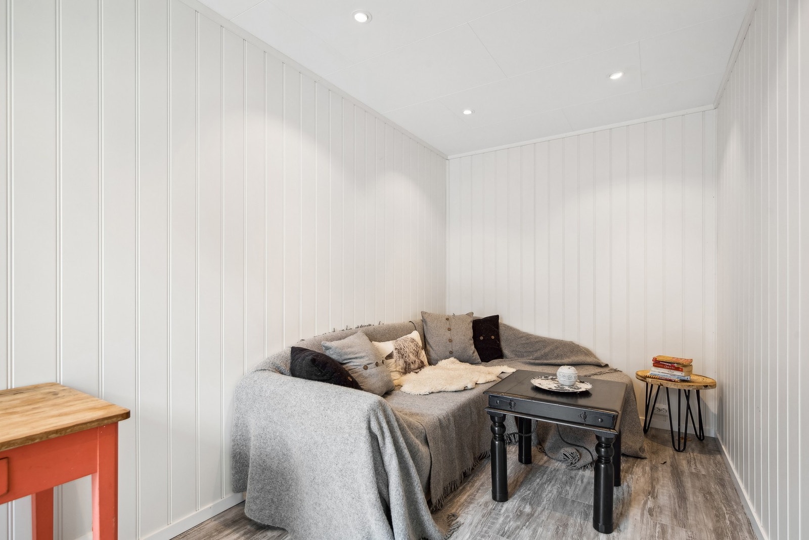 Rom innredet som stue i anneks. Galleribilde