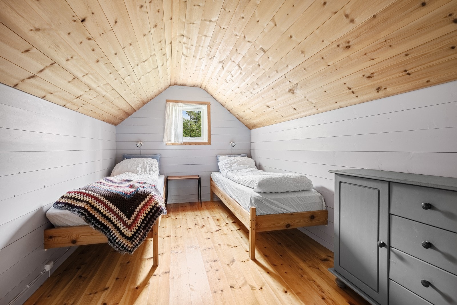 Tidligere eier har bygd på en loftsetasje, hvor du finner to fine soverom på hver sin side av trappegangen. Galleribilde