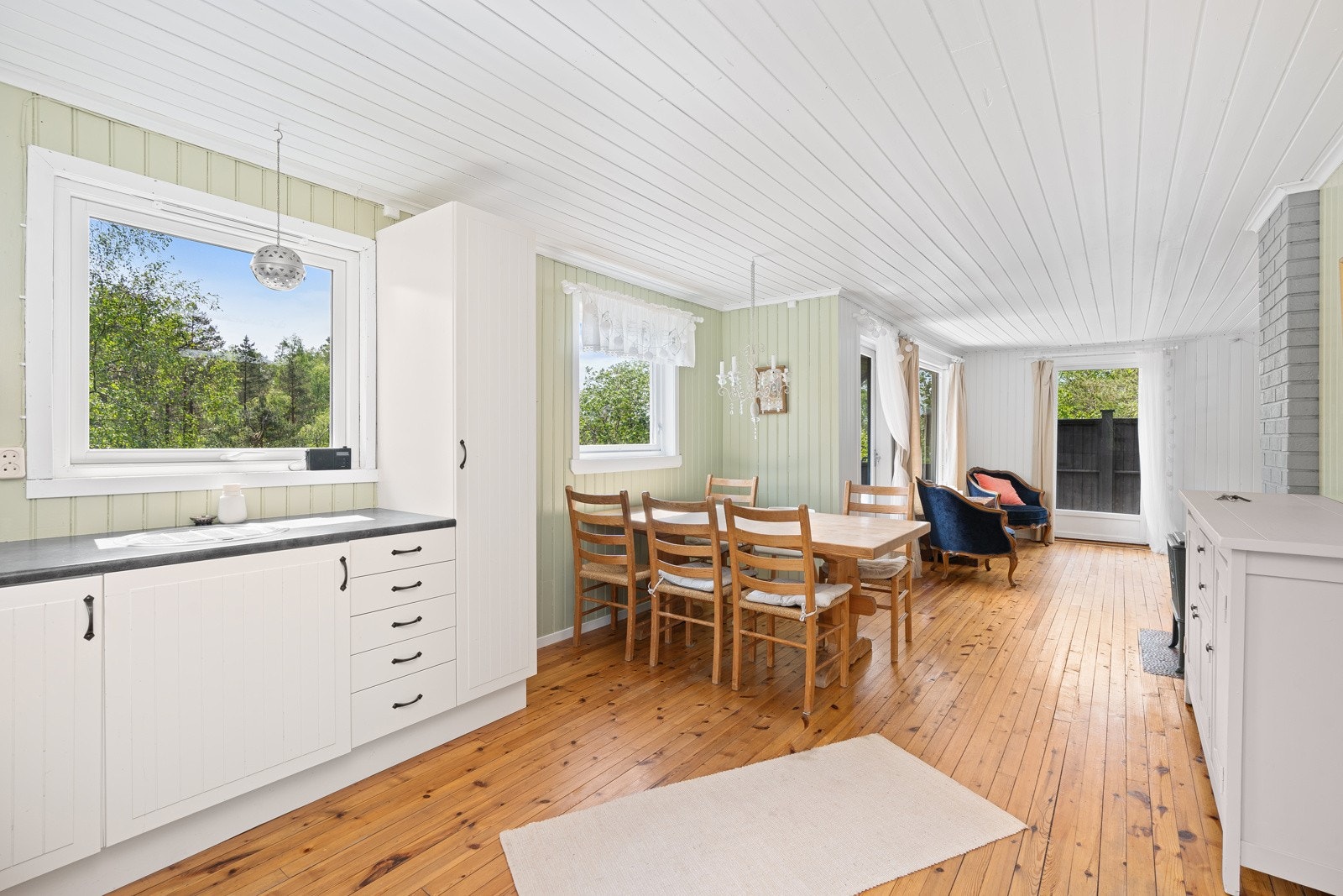 Kjøkkenet ligger i åpen løsning med stuen med velholdt innredning fra Ikea i klassisk stil Galleribilde