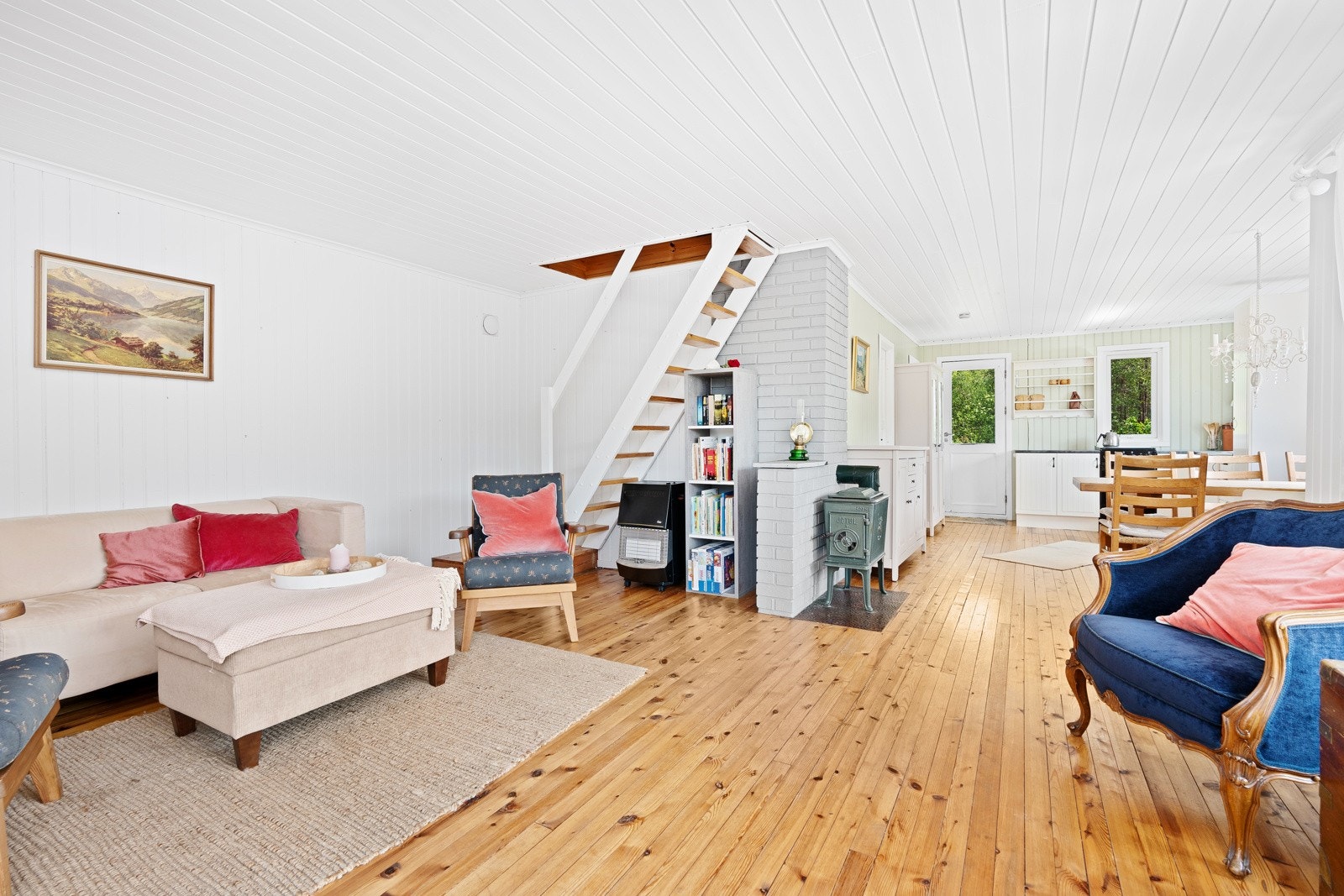 Første etasjen har stue og pent kjøkken, romslig soverom, stellerom og bod. Galleribilde