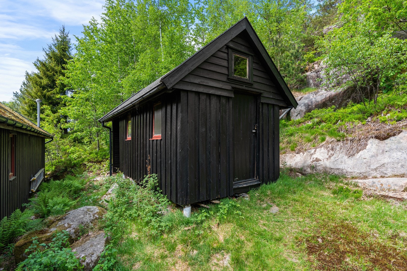 Med hytta følger også en båtplass i Måvatnet. Ingen farkost med motor er tillatt her, men man kan fiske uten fiskekort. Galleribilde