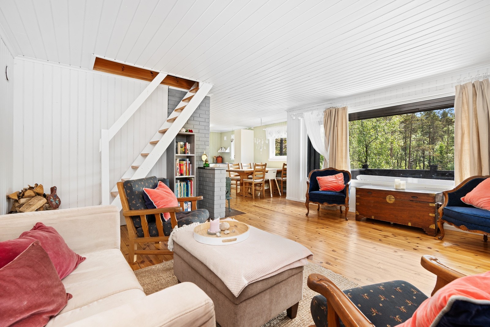 Fra stuen er det utgang til en stor terrasse der rikelig med sol og naturskjønne omgivelser kan nytes. Galleribilde