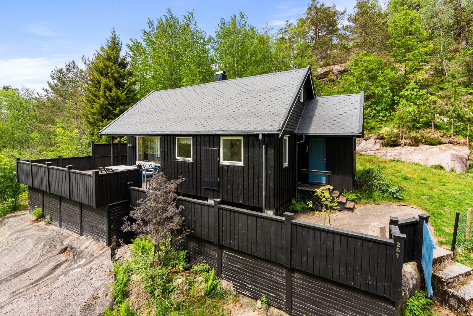 Øysteinslandsveien 261 er en meget koselig hytte med idyllisk, usjenert beliggenhet og stor terrasse med fantastiske solforhold. Galleribilde