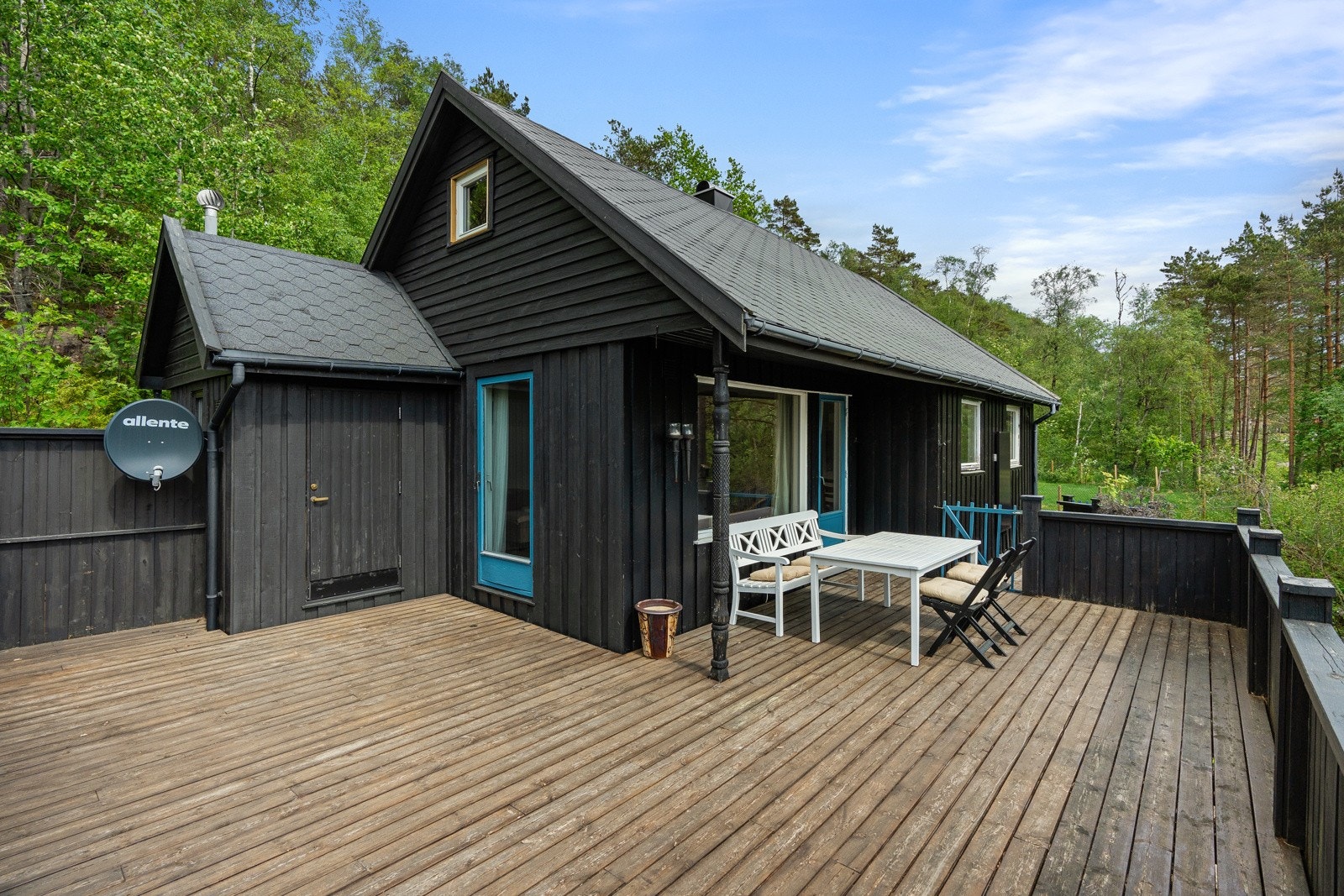 Her venter flotte naturopplevelser, stillhet og ro. Rundt hytta ligger ett mål med tomt, hvor hagen har to unge epletrær og byr på både markjordbær, rabarbra, blåbær, moreller, rips. Galleribilde