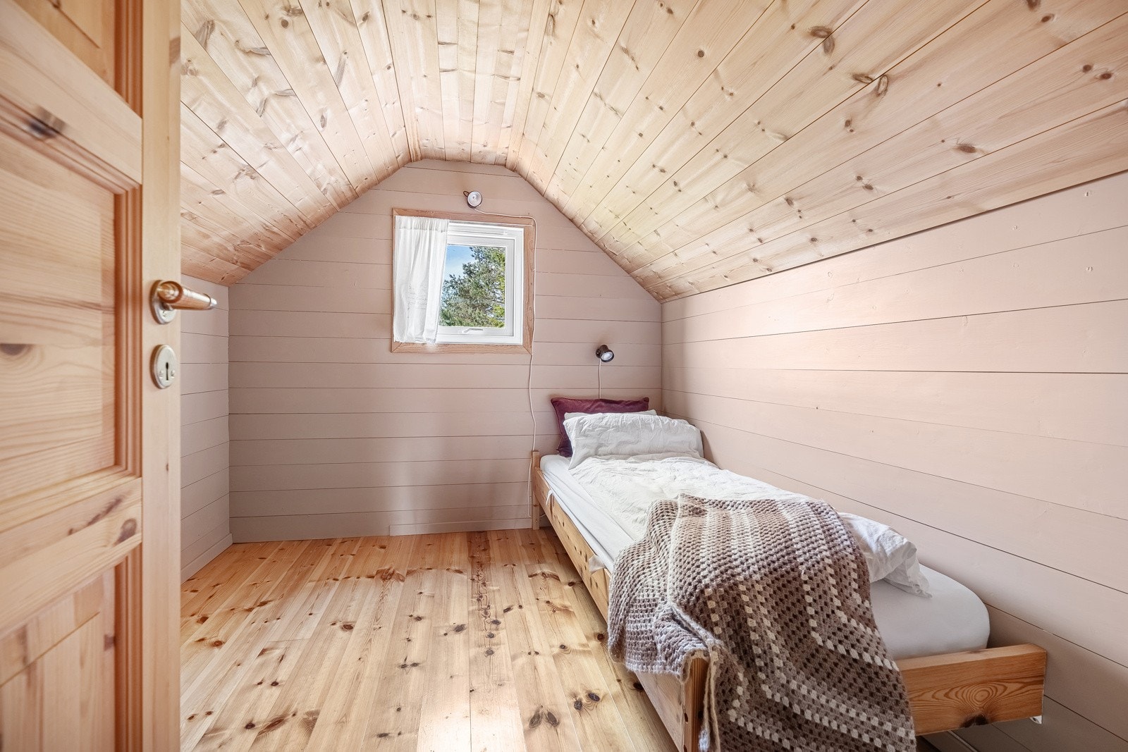 Denne etasjen er ikke byggemeldt, men soverommene gir et fint inntrykk med tregulv, malt veggpanel og noe skråhimlinger. Galleribilde