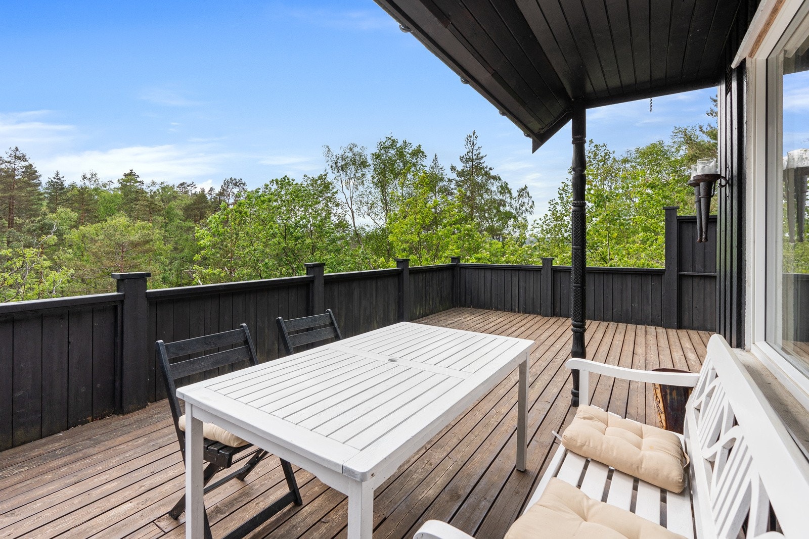 Hytta har klassisk, norsk hytteidyll over to etasjer med enkel, men velfungerende standard. Galleribilde