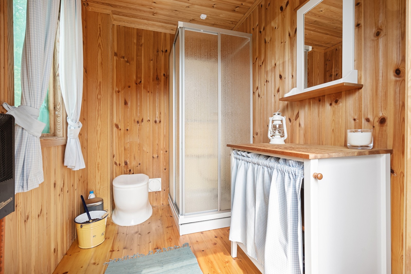 Hytta har et praktisk stellerom og et eget toalettrom med bio-toalett Galleribilde