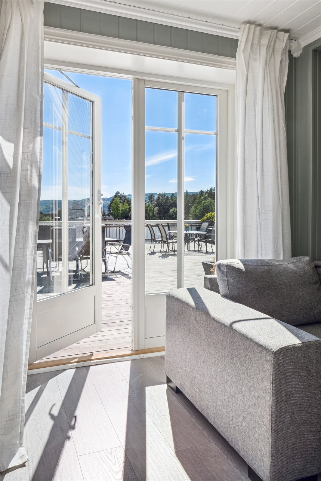 Detaljer fra stue og ut på den store terrassen. Galleribilde