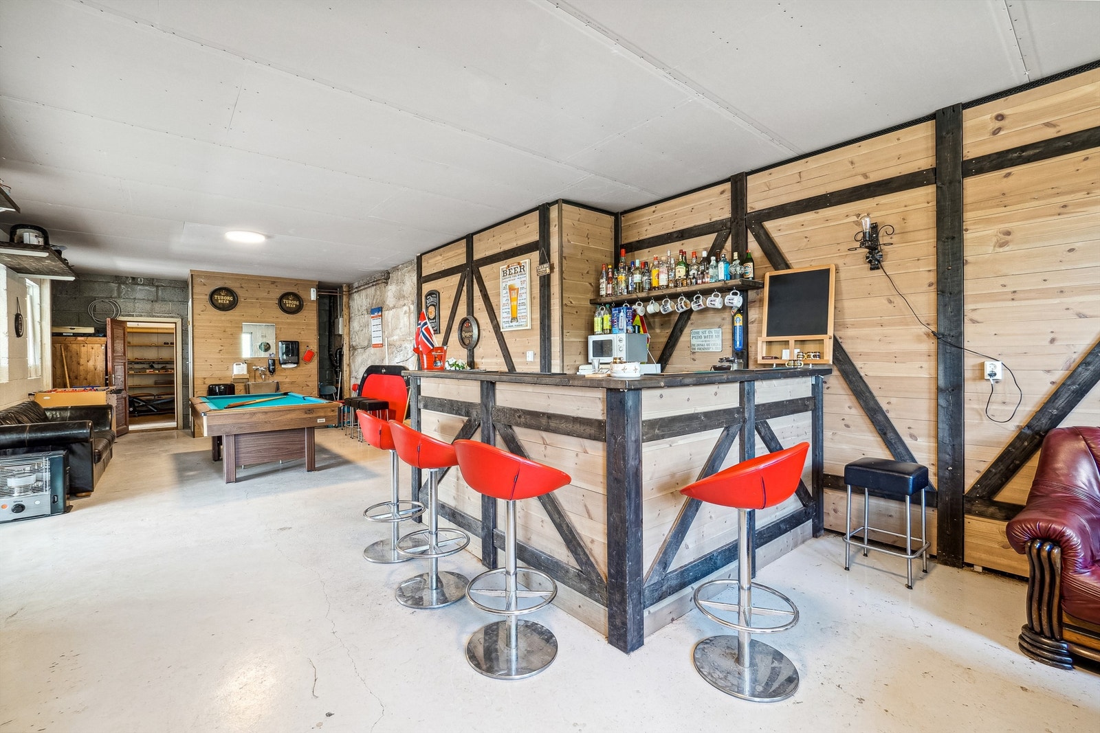 Detaljer fra bar i allrom. Galleribilde