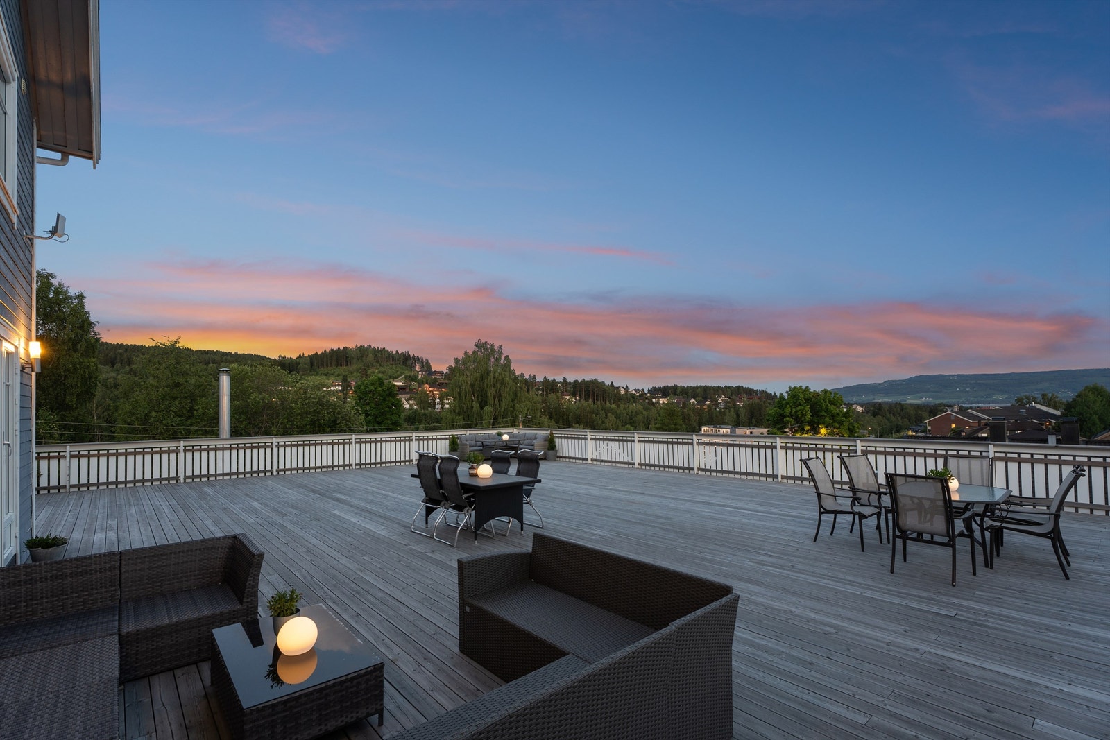 Utsikten mot Mjøsa med omliggende kulturlandskap. Galleribilde