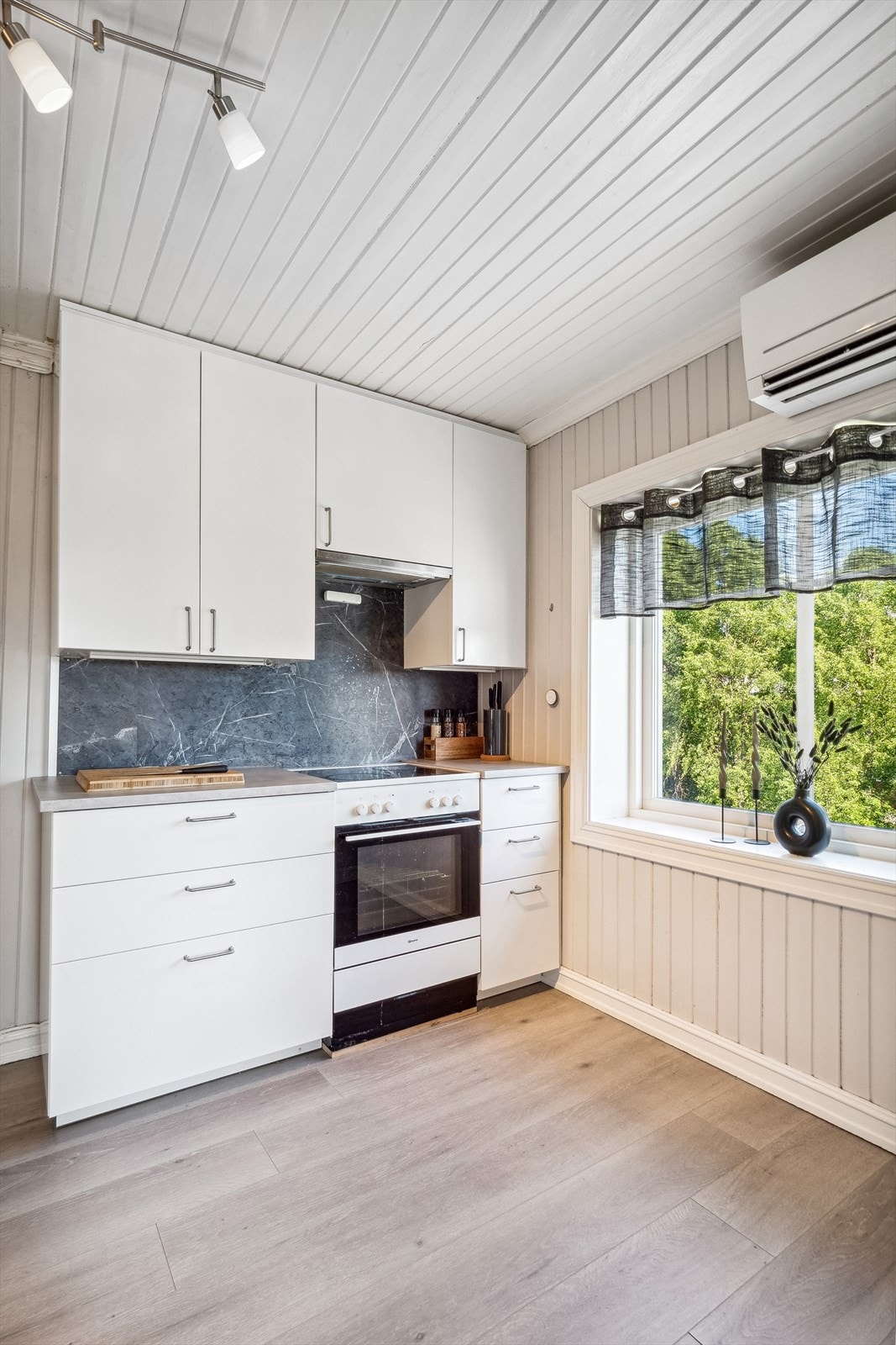 Kjøkken i 2. etasje i hvit glatt stil. Kitchenboard mellom over- og underskap. Galleribilde