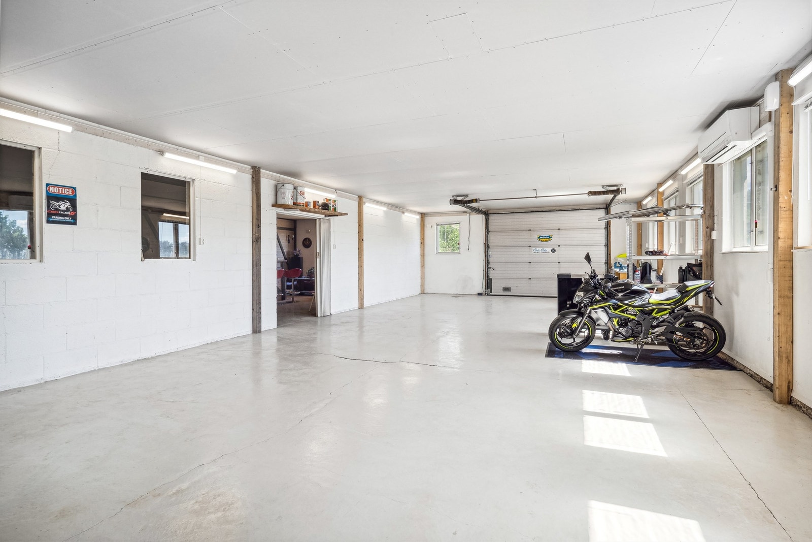 Stor garasje / verksted i underetasje. Galleribilde