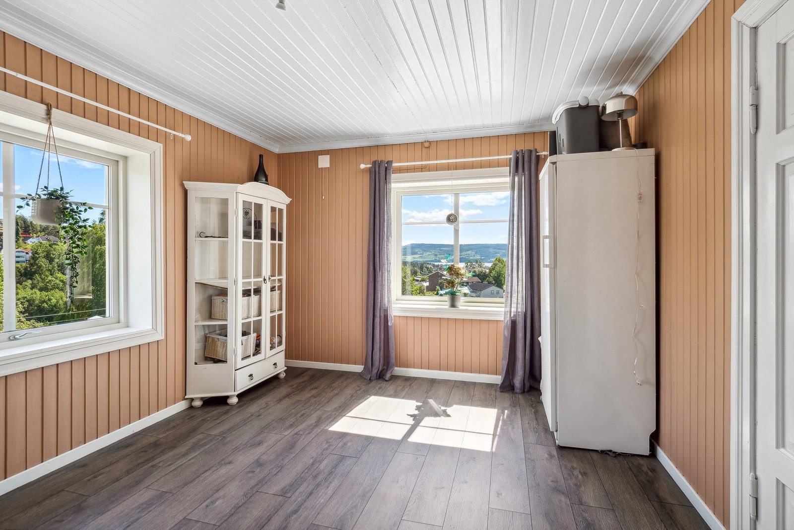 Soverom 2 i 2. etasje. Flere vinduer gir godt med lys. Galleribilde