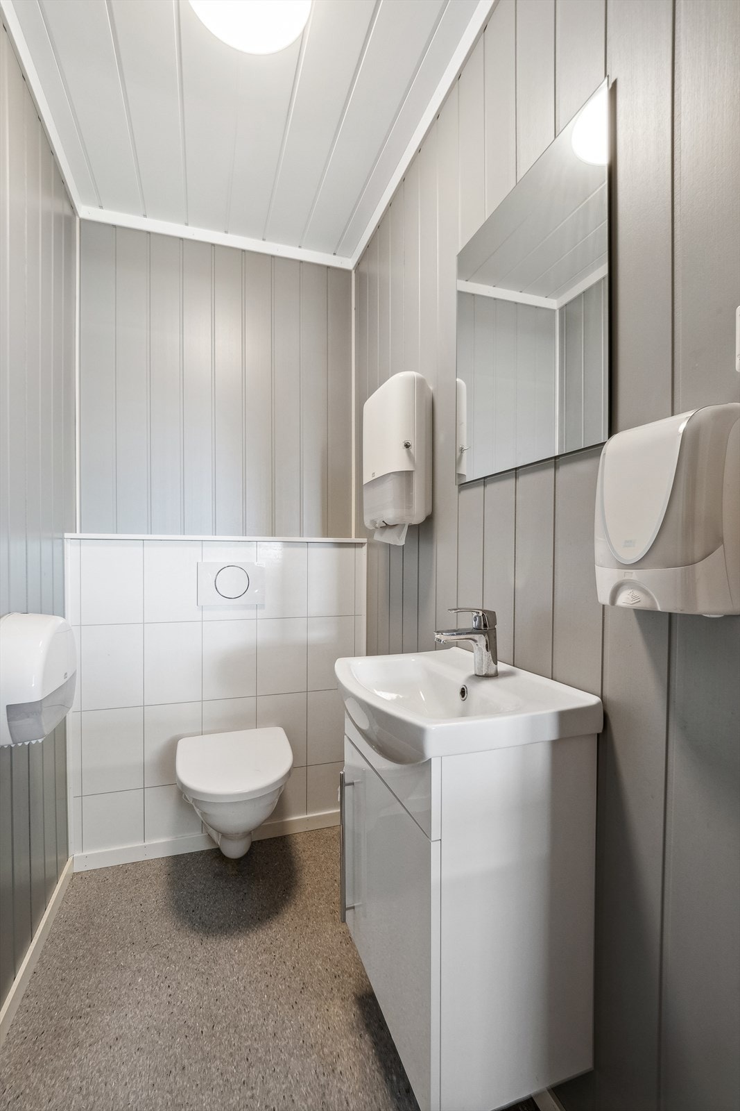 Fra nyere toalettrom i tilknytning til verksted / allrom. Galleribilde