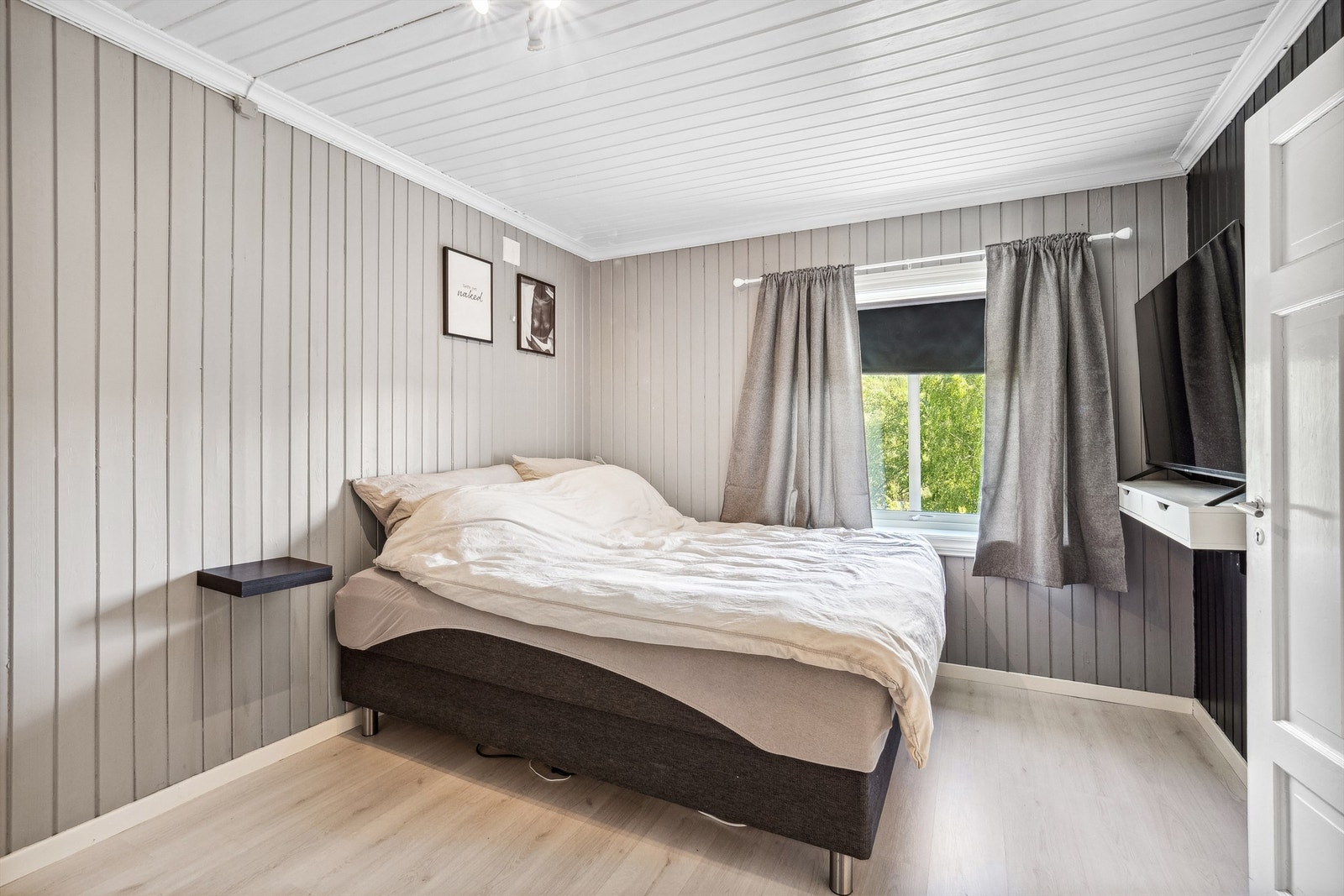 Hovedsoverom 2. etasje hvor det også er tilgang til nevnte walk-in garderobe. Galleribilde