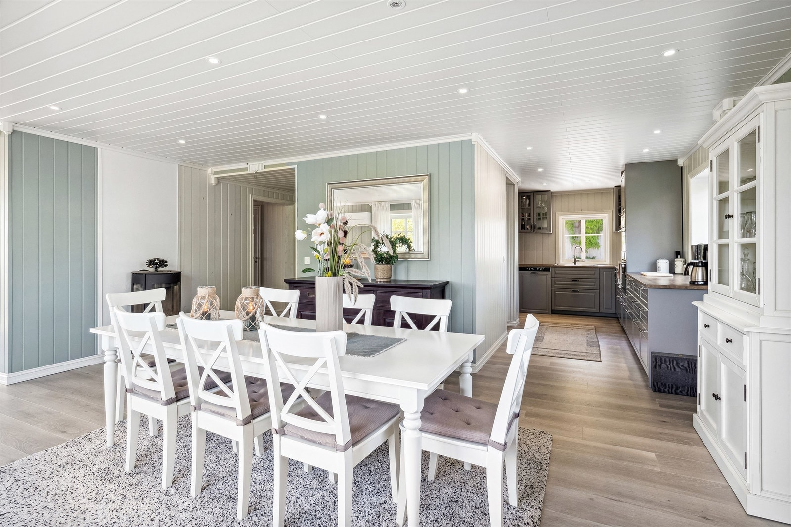 Fra spisestue sett mot kjøkken. Galleribilde