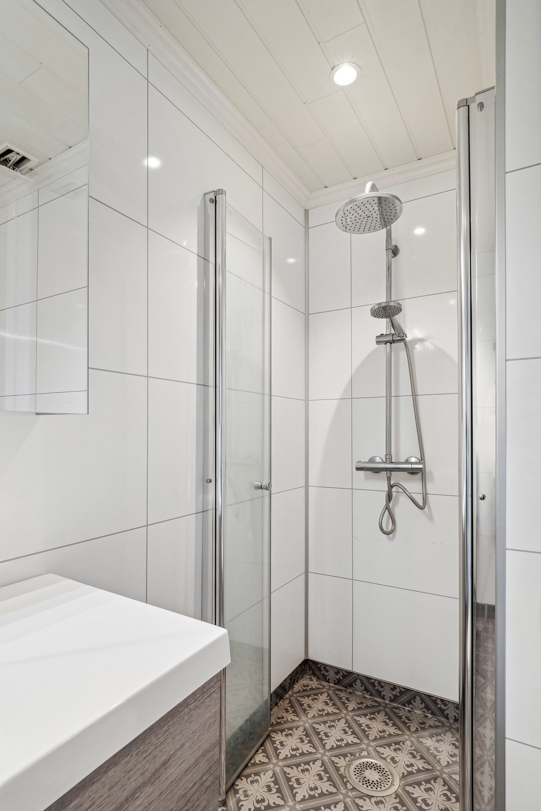 Bad hovedplan med innfellbare dusjdører. Galleribilde