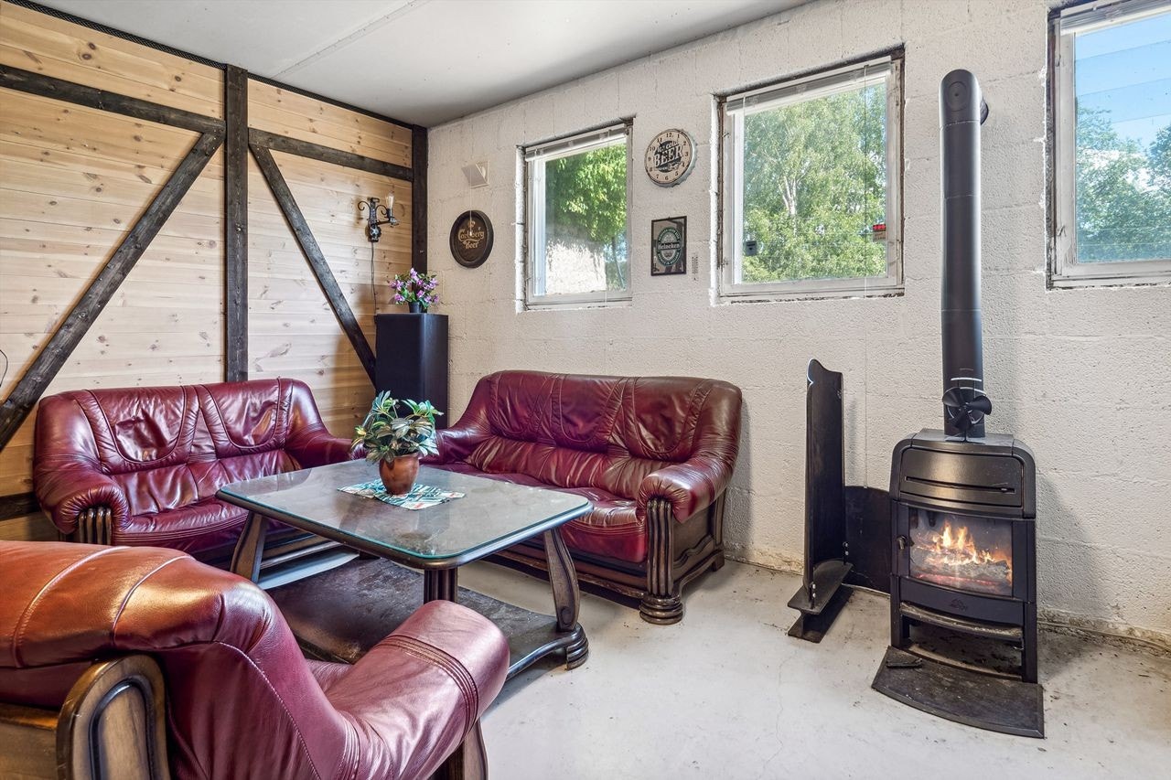 Fra stue krok i allrom, med peisovn Galleribilde