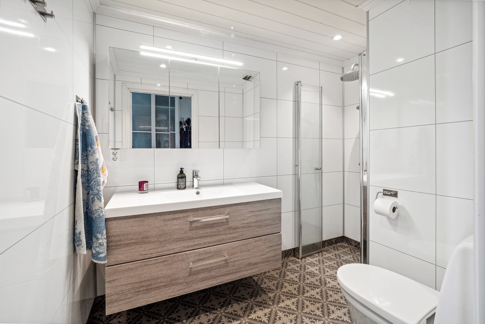 Fra bad hovedplan, med baderomsinnredning med nedfelt servant, klosett og dusjnisje. Galleribilde