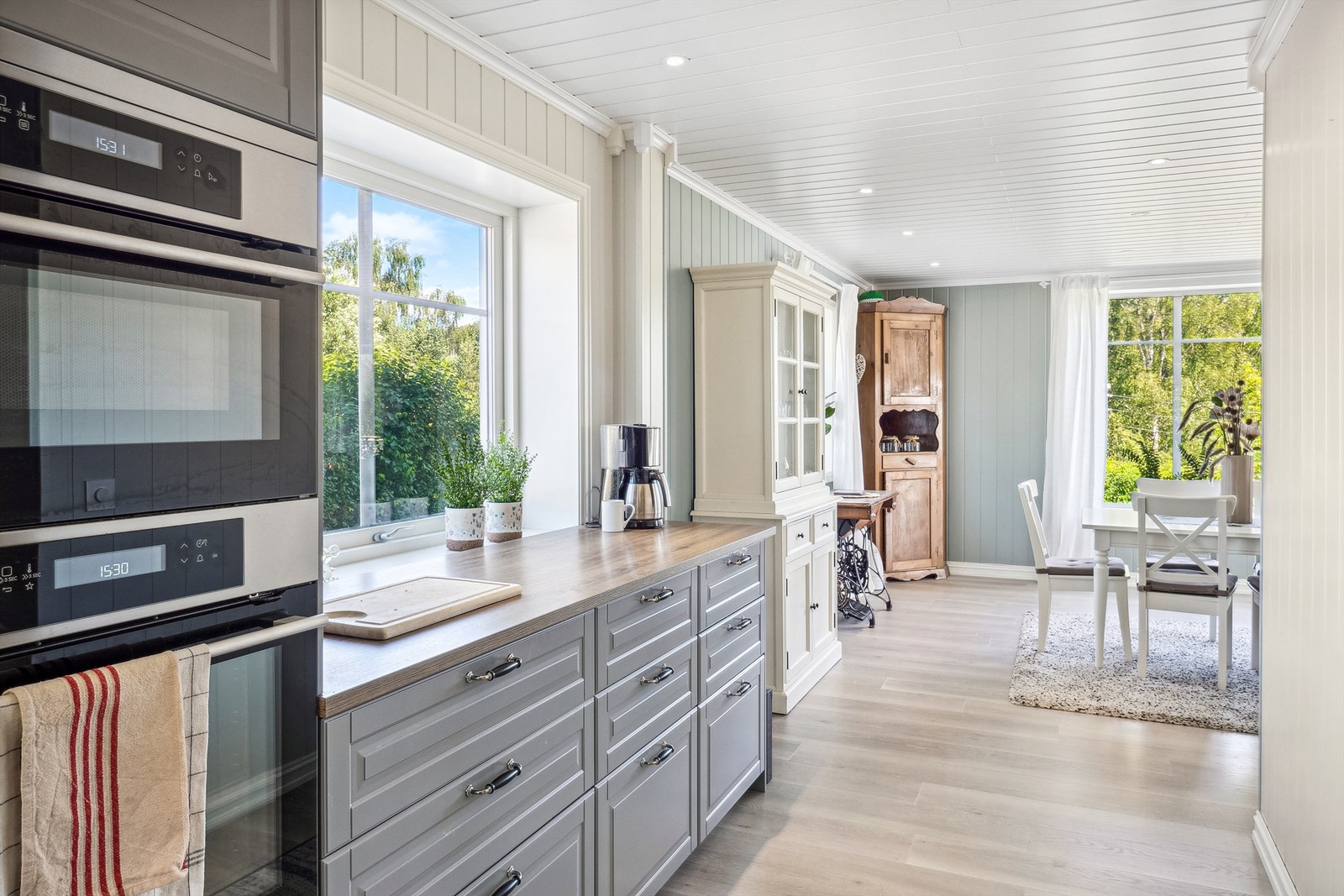 Kjøkken hovedplan sett mot spisestuen. Galleribilde