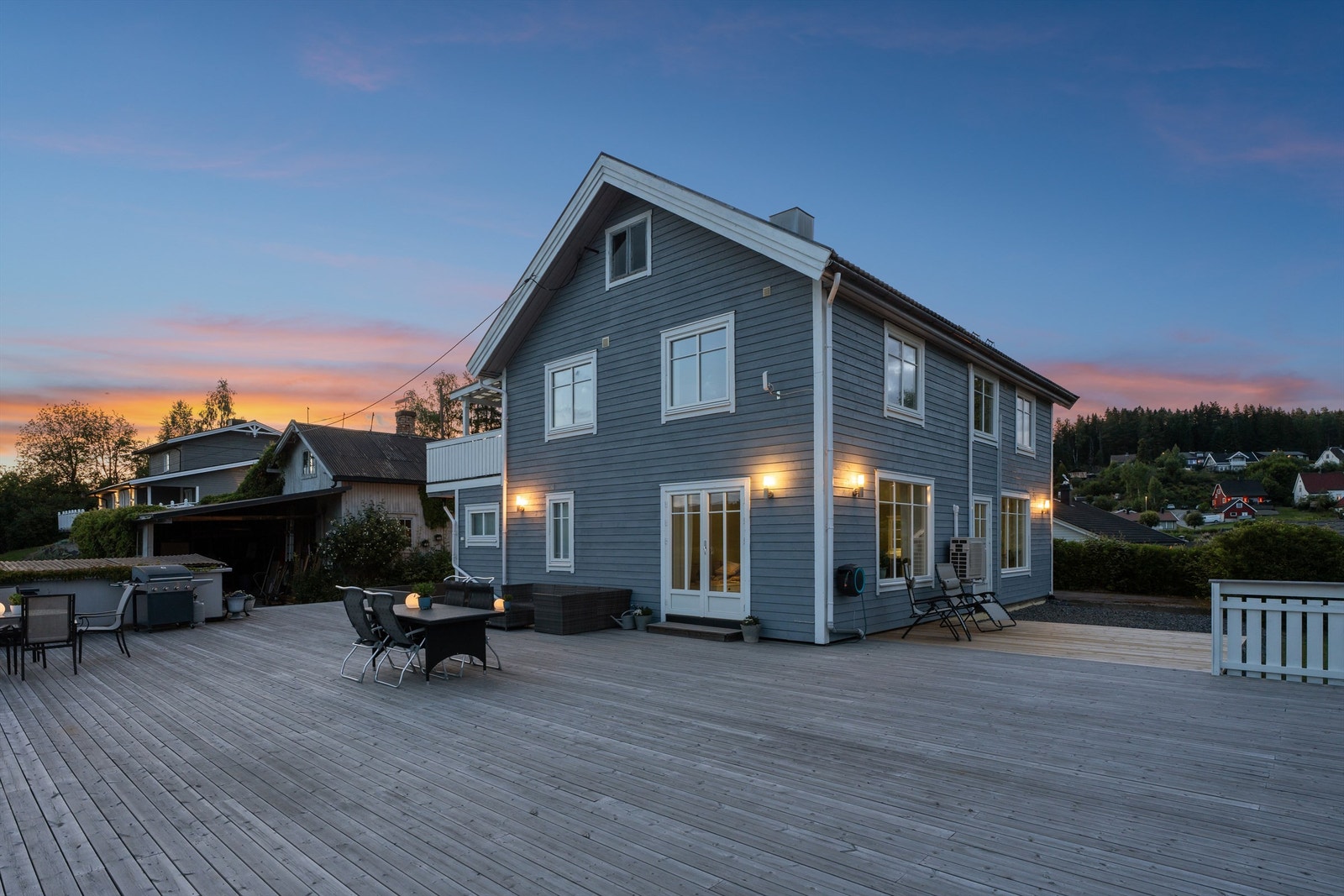 Over garasjeanlegget er det en stor terrasse Galleribilde