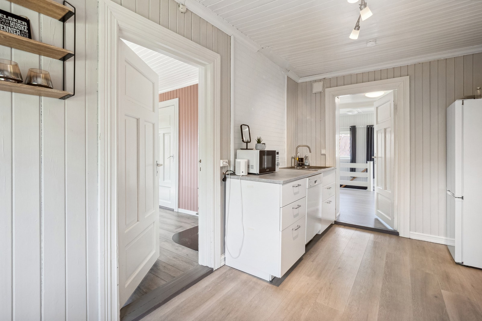 Kjøkken 2. etasje sett mot trappegang i 2. etasje. Galleribilde