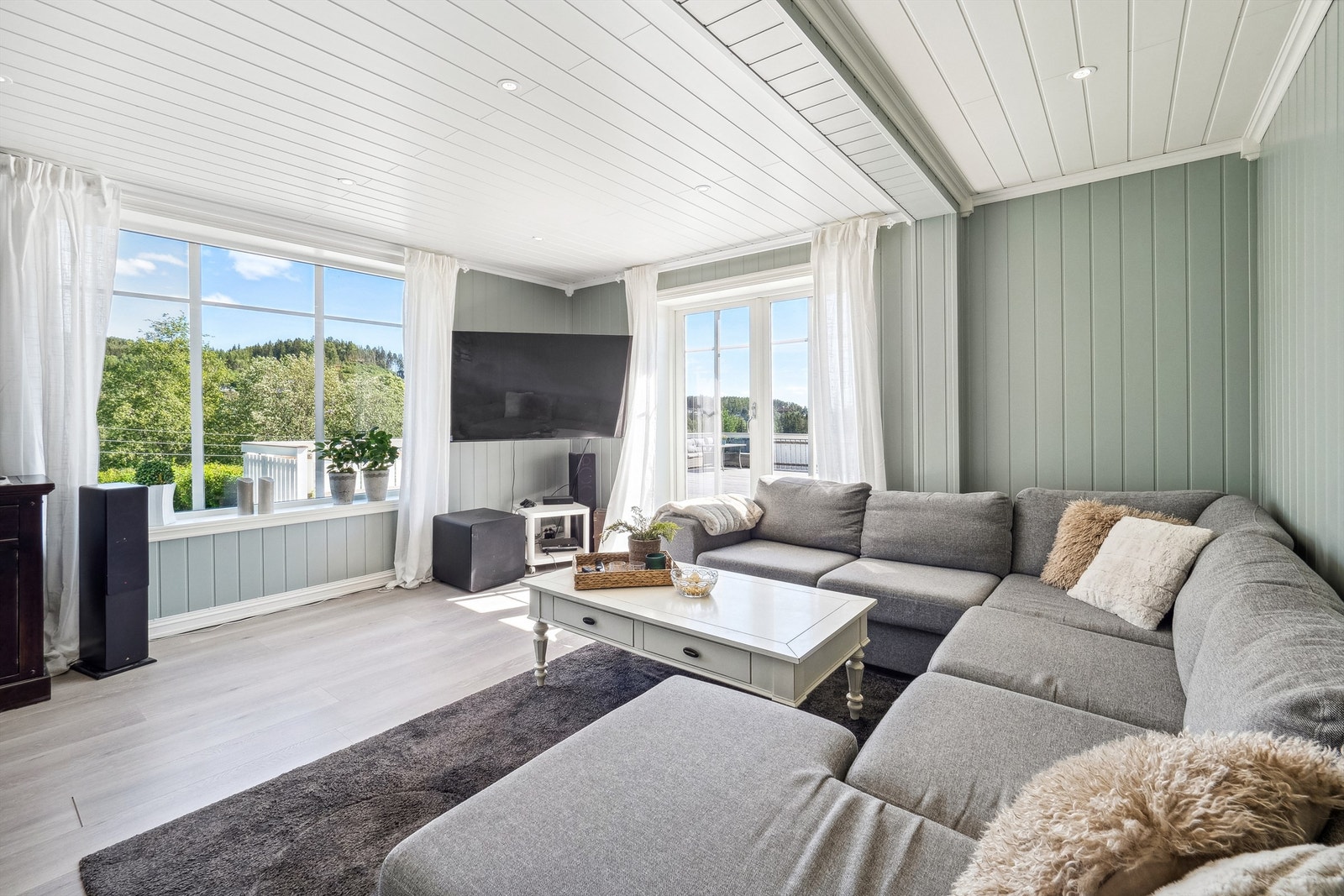 Stua i hovedplan har dobbel terrassedør ut til den unike terrassen Galleribilde