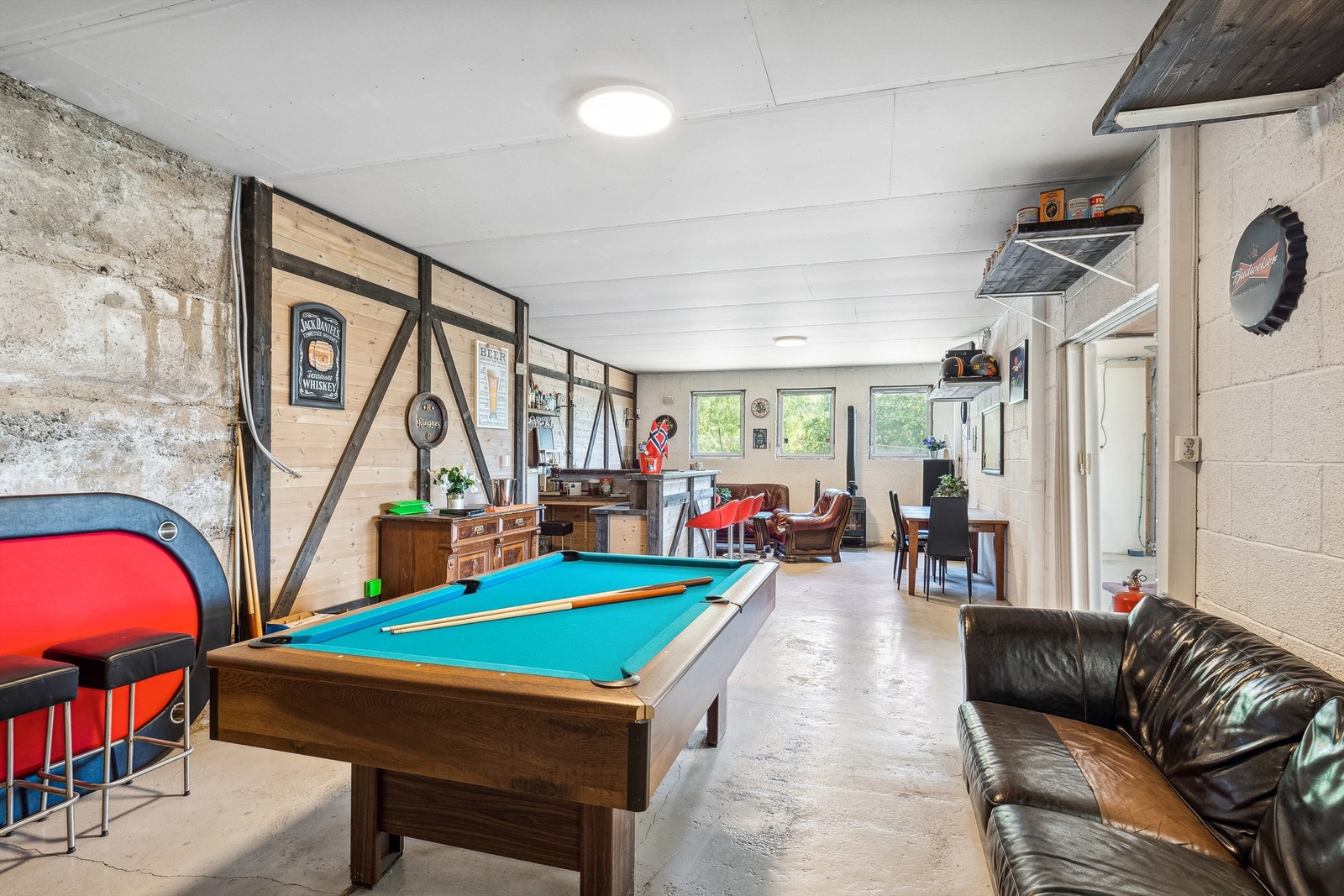 Allrom i tilknytning til garasje, med rom for aktiviteter, enkel bar og sofagruppe for avslapning. Galleribilde