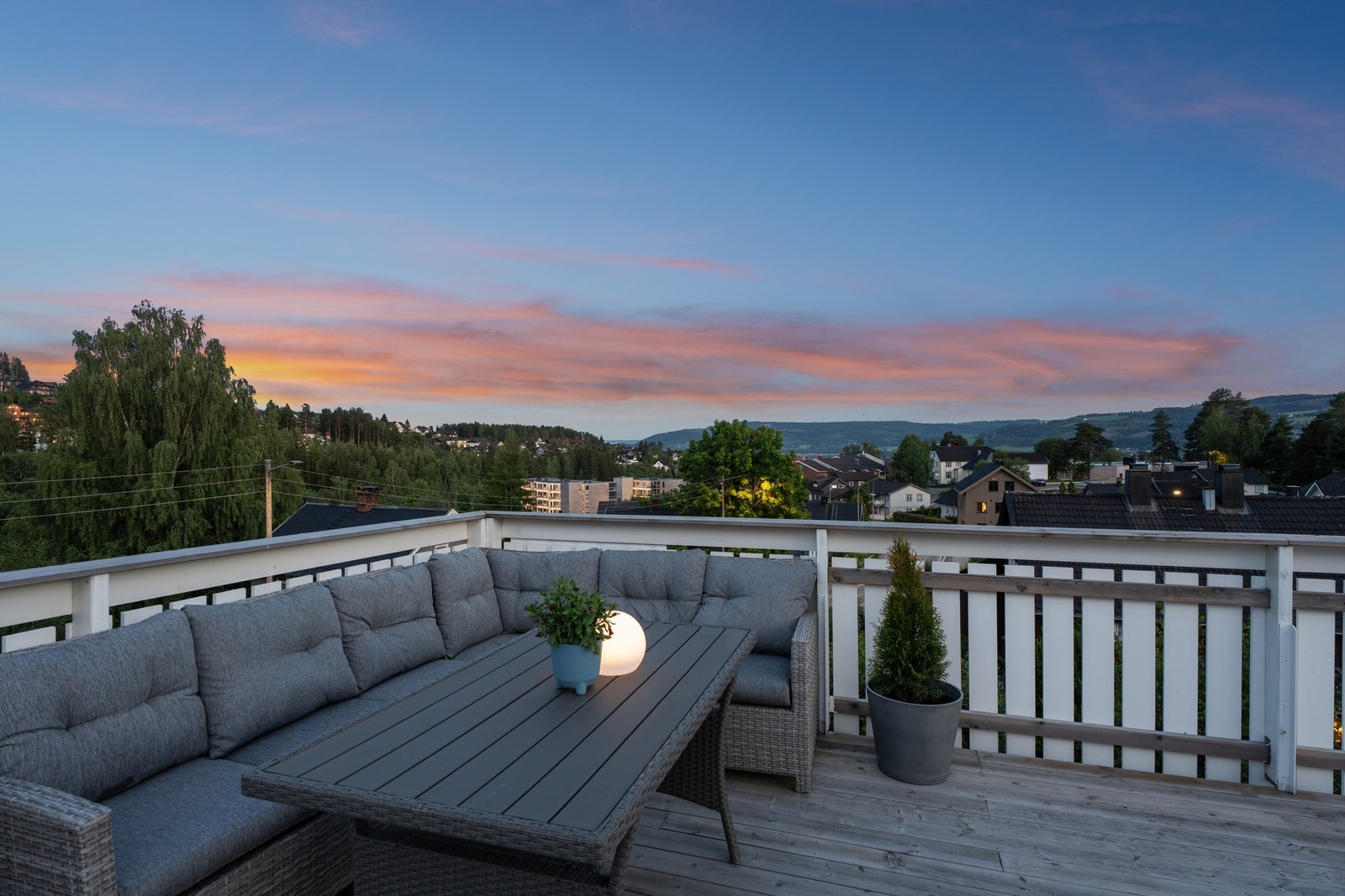 Terrassen er stor og gir også store muligheter for å utvikle ulike soner. Galleribilde