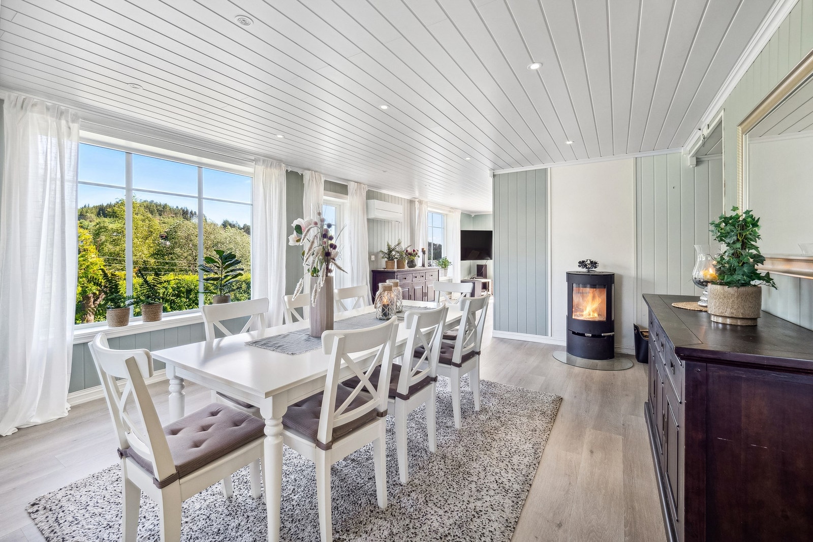 Spisestue hovedplan, i tilknytning til kjøkken Galleribilde