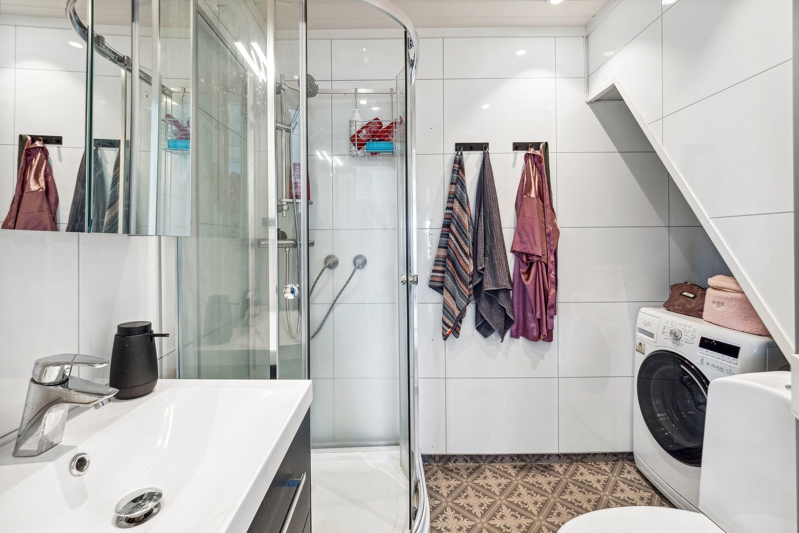 Bad 2. etasje som også er oppgradert senere år. Baderomsinnredning, dusjkabinett, wc og opplegg for vaskemaskin. Galleribilde