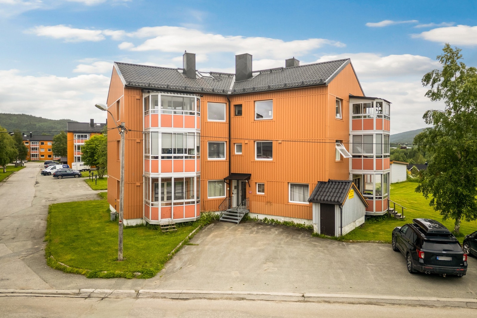 Boligen har en god intern beliggenhet i borettslaget - med fritt utsyn over nabolaget og mot fjell Galleribilde