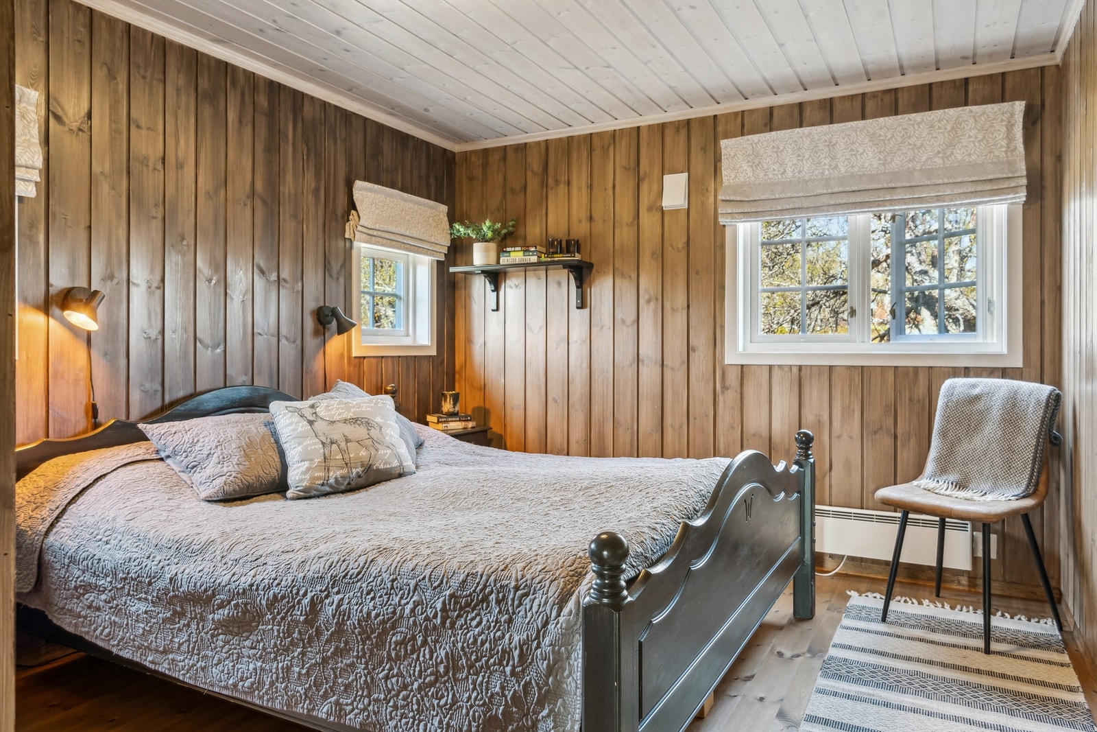 Hovedsoverommet er romslig og med plass til dobbeltseng og garderobeløsning. Galleribilde