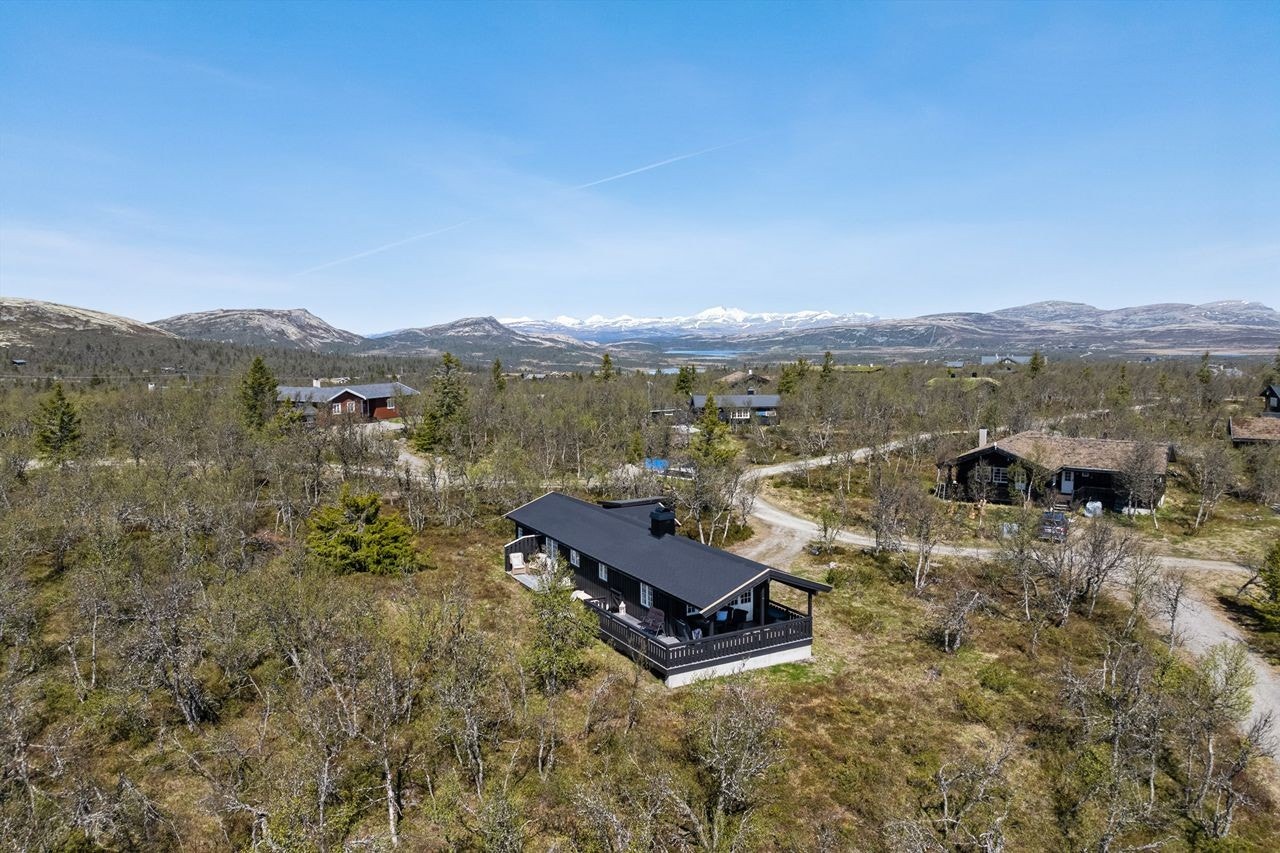 Velkommen til Kjørkegaardsfjellet 132. Hytta ligger fritt og usjenert til på Venabygdsfjellet, omgitt av vakker natur og spredt hyttebebyggelse. Galleribilde