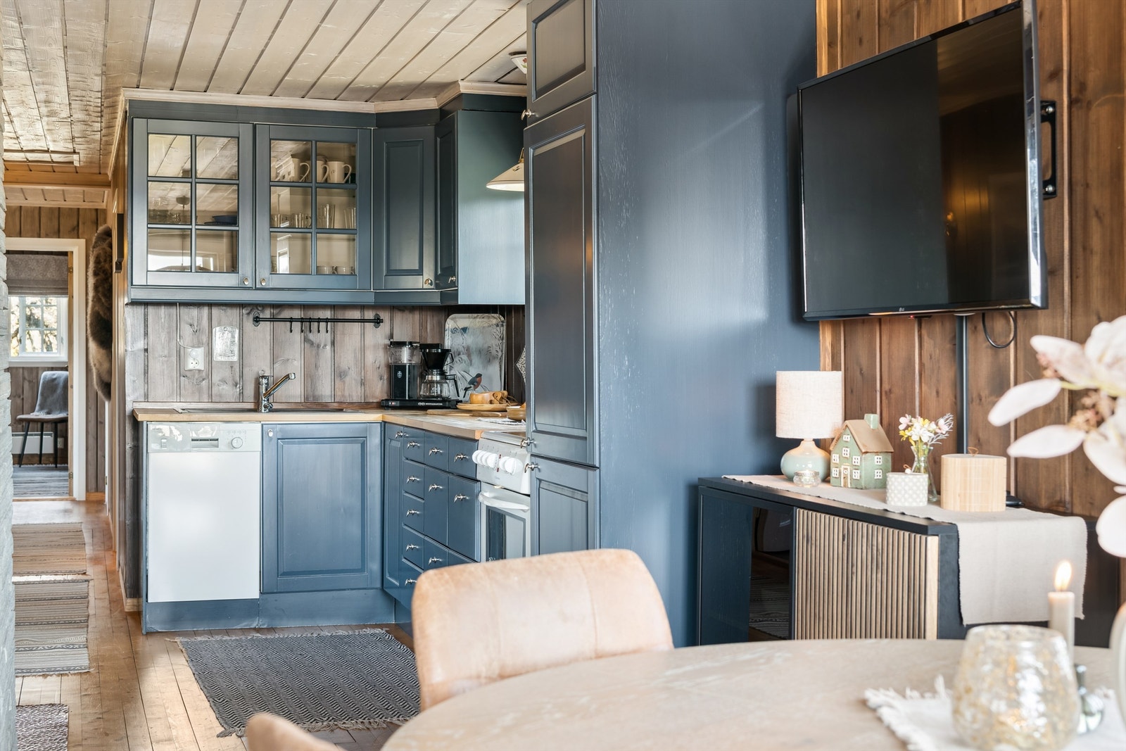 Funksjonell kjøkkeninnredning med integrert kombiskap og god plass til oppbevaring. Galleribilde