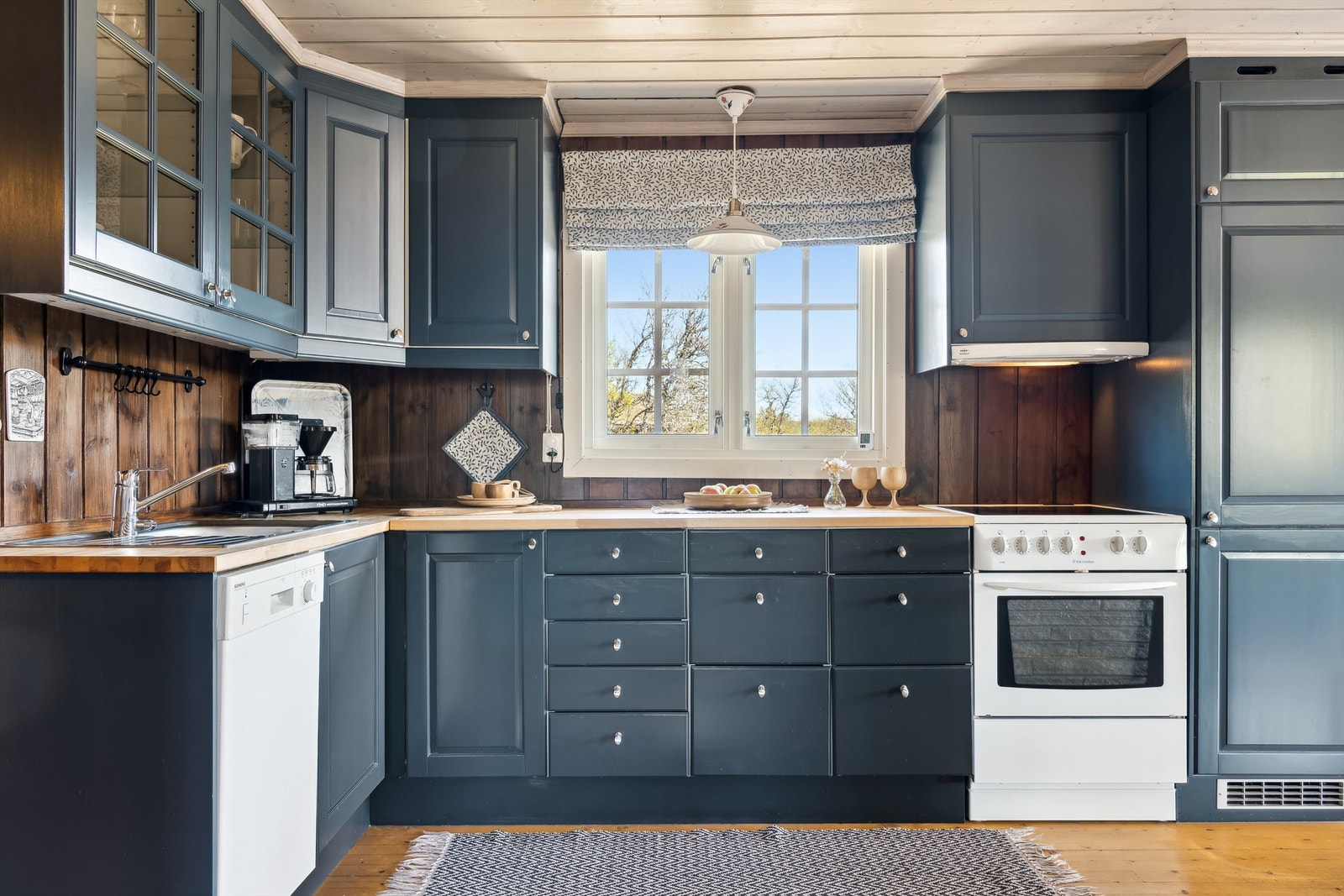 Kjøkkenet har heltre benkeplate, laminerte skrog og profilerte fronter for et tidløst preg. Galleribilde