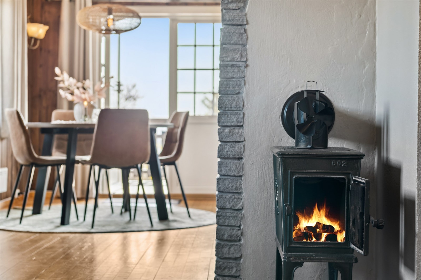 En ekstra vedovn er plassert på kjøkkenet. Galleribilde