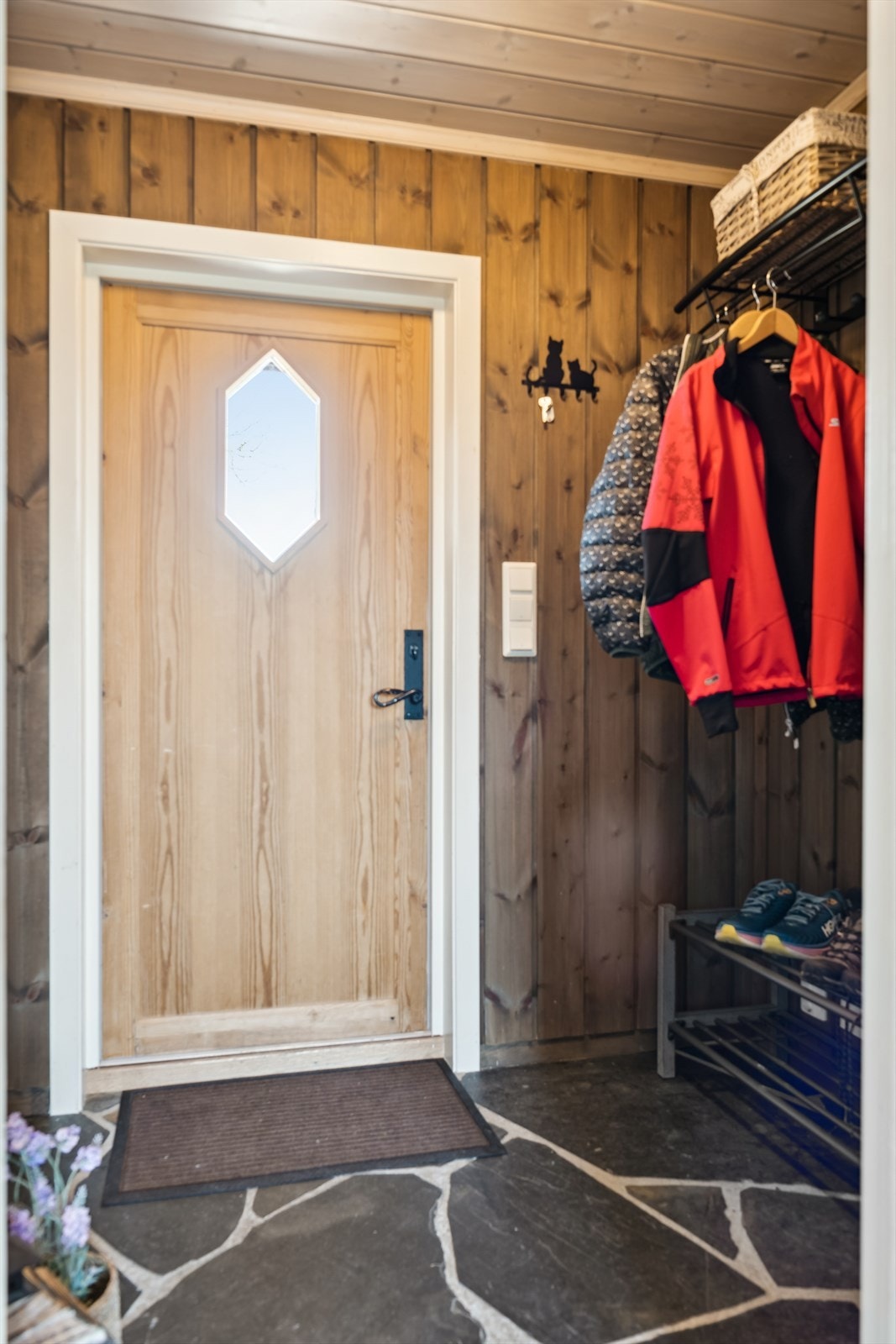 Entréen har praktisk flislagt gulv og rikelig plass til å henge fra seg yttertøy og sko. Galleribilde