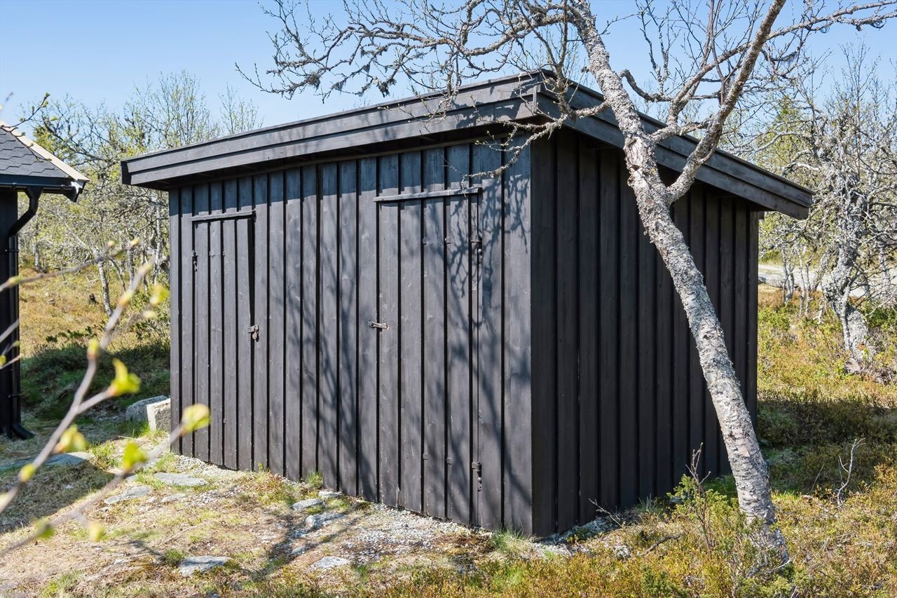 Egen bod på 9m² gir gode lagringsmuligheter for skiutstyr, verktøy og fritidsutstyr. Galleribilde