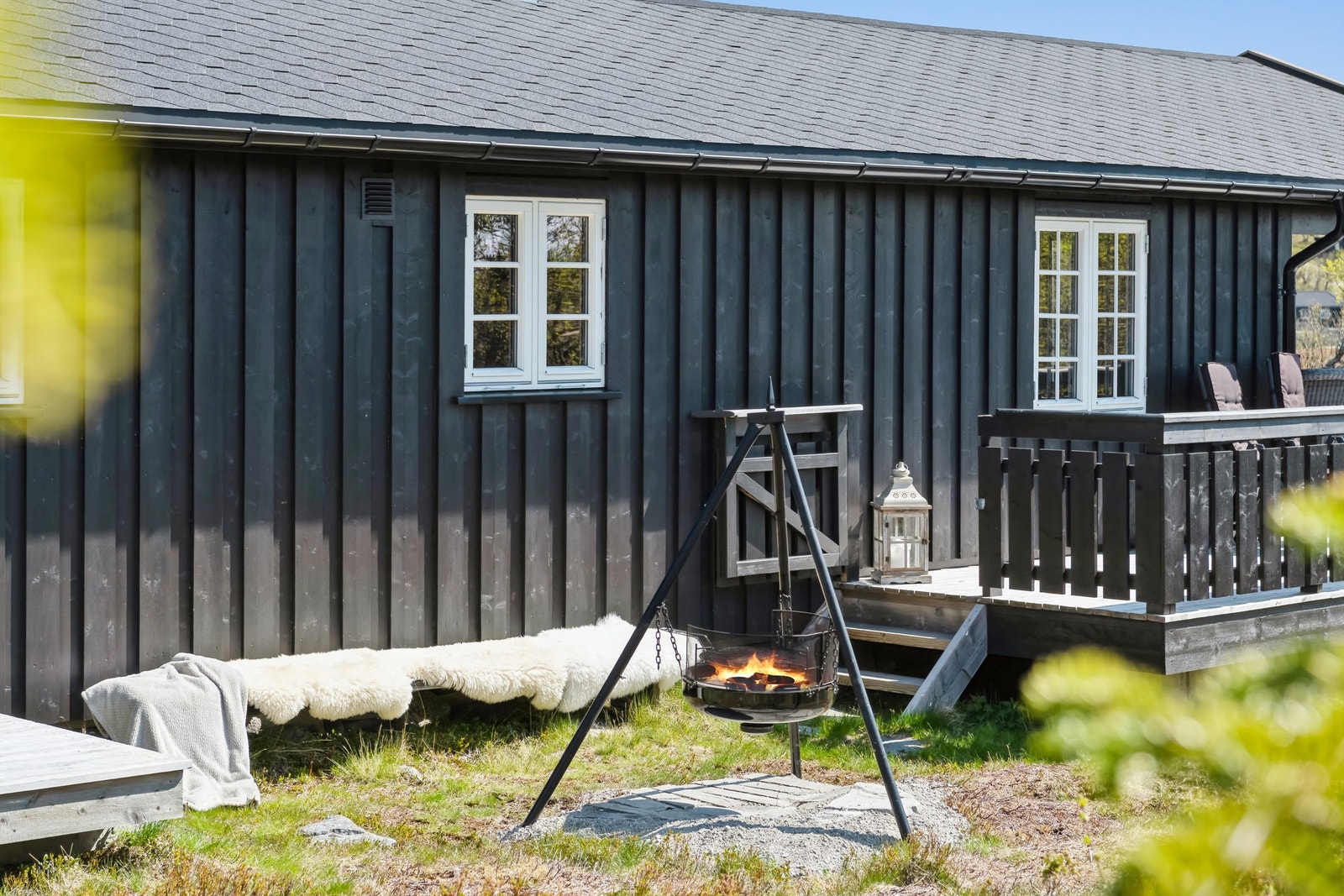 På sørsiden er det tilrettelagt for bålplass. Galleribilde