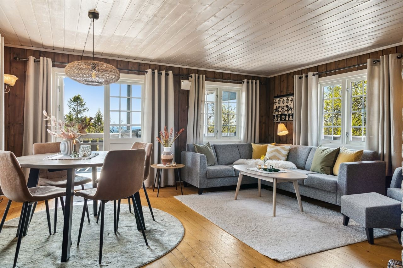 Stue i moderne drakt, men samtidig med den lune, gode atmosfæren man gjerne ønsker på en hytte. Galleribilde