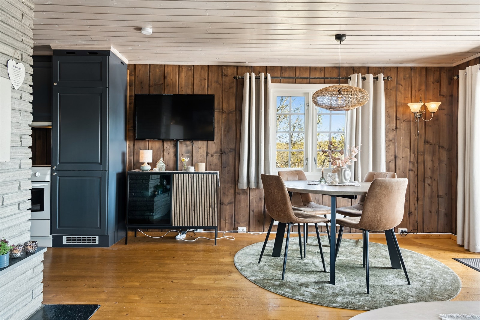 Spisestue med naturlig plassering i overgangen mellom stue og kjøkken. Galleribilde