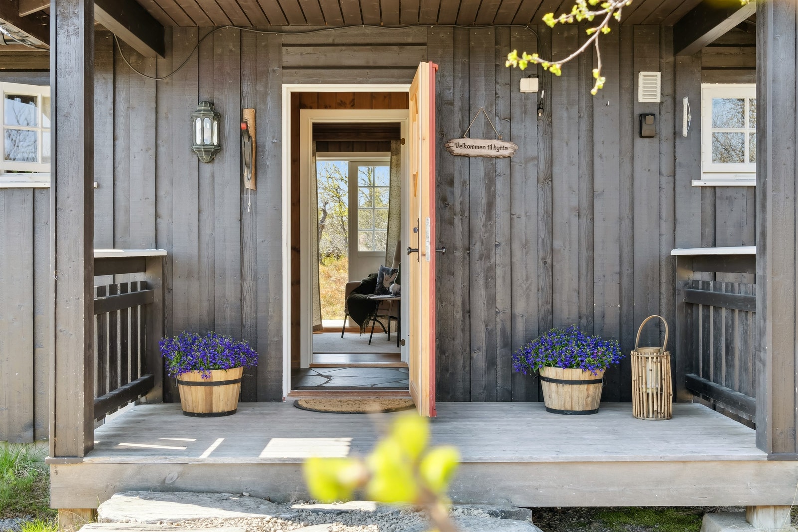 Velkommen til hytta, der en overbygd veranda gir et hyggelig førsteinntrykk og skjermet inngang. Galleribilde