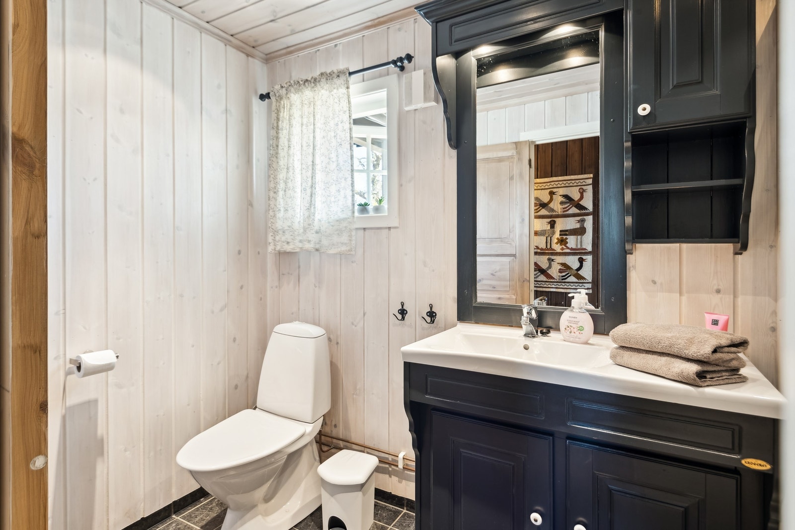 Hytta har innlagt vann og avløp. Galleribilde