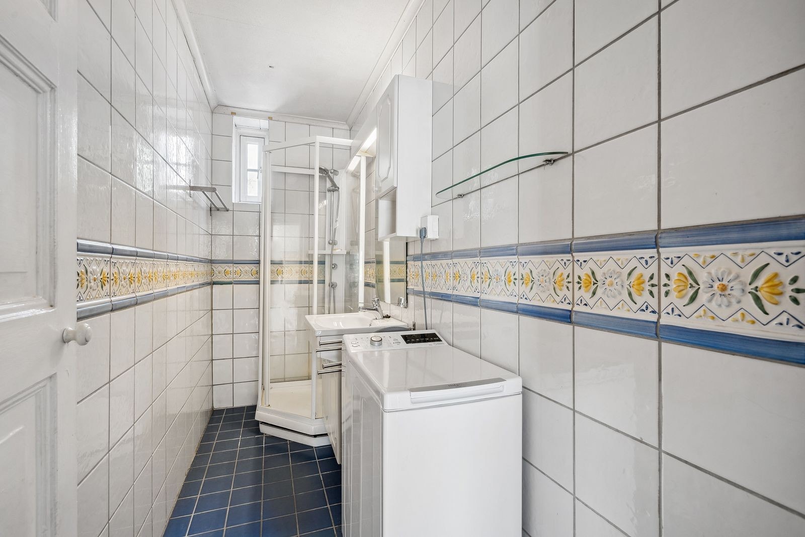 Flislagt bad med varmekabler. Vaskemaskin medfølger. Galleribilde