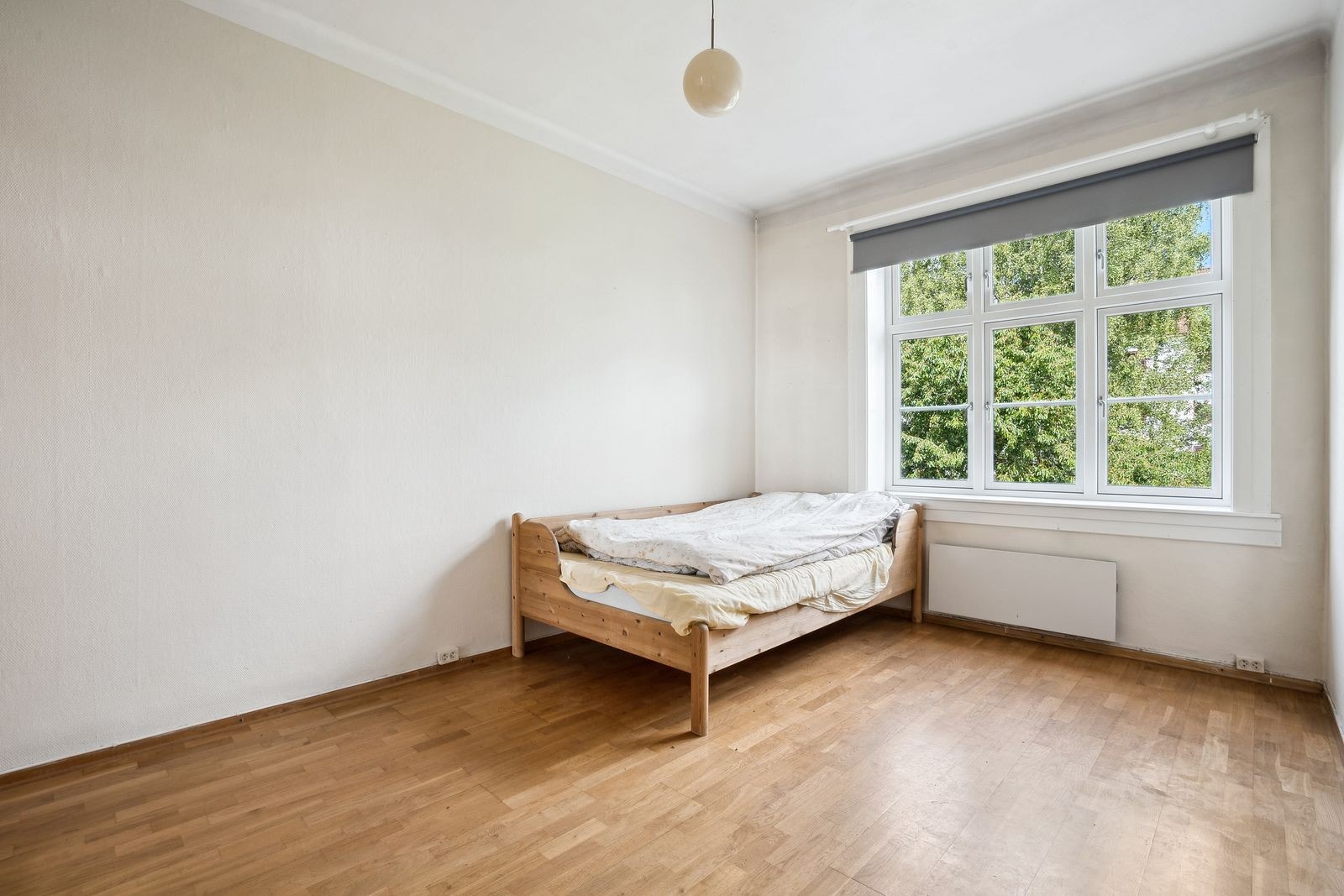 Romslig soverom med god plass til dobbeltseng og nattbord Galleribilde