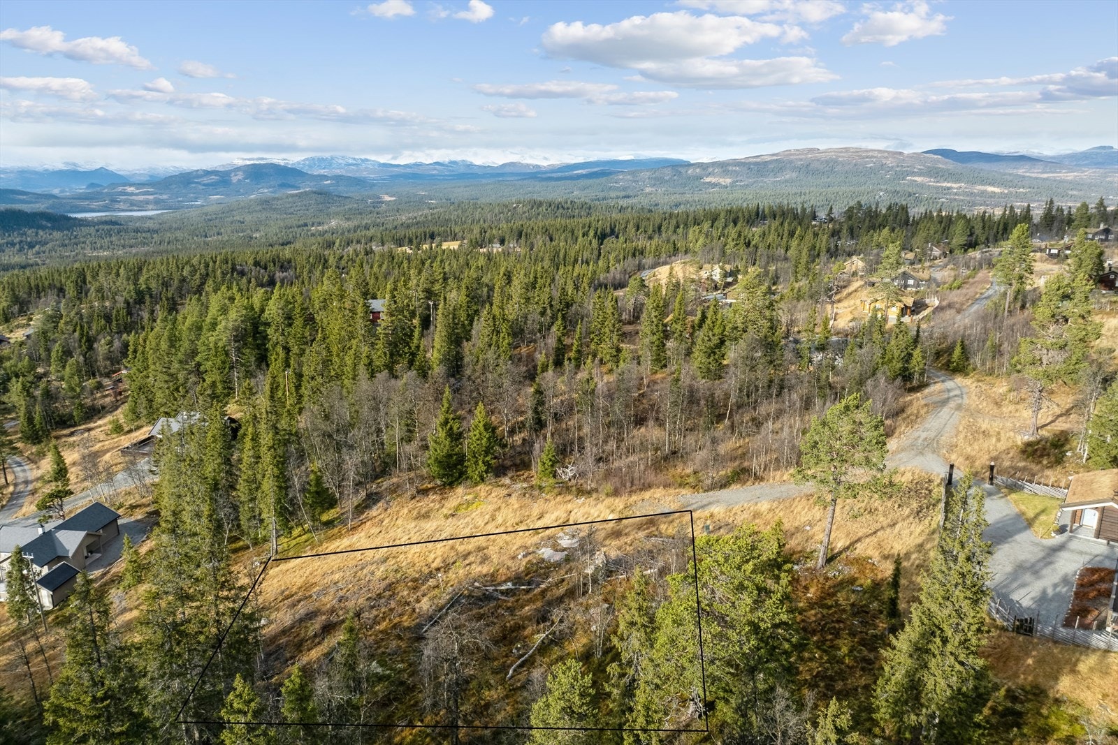 Tomten ligger på ca. 935 moh, og kan skilte med fantastisk utsikt mot blant annet Grindane, Bitihorn og Skagastølstindan i Hurrungane. Strekene på bildet viser grensene som ca og er ikke nøyaktig, se derfor kart i salgsoppgaven. Galleribilde