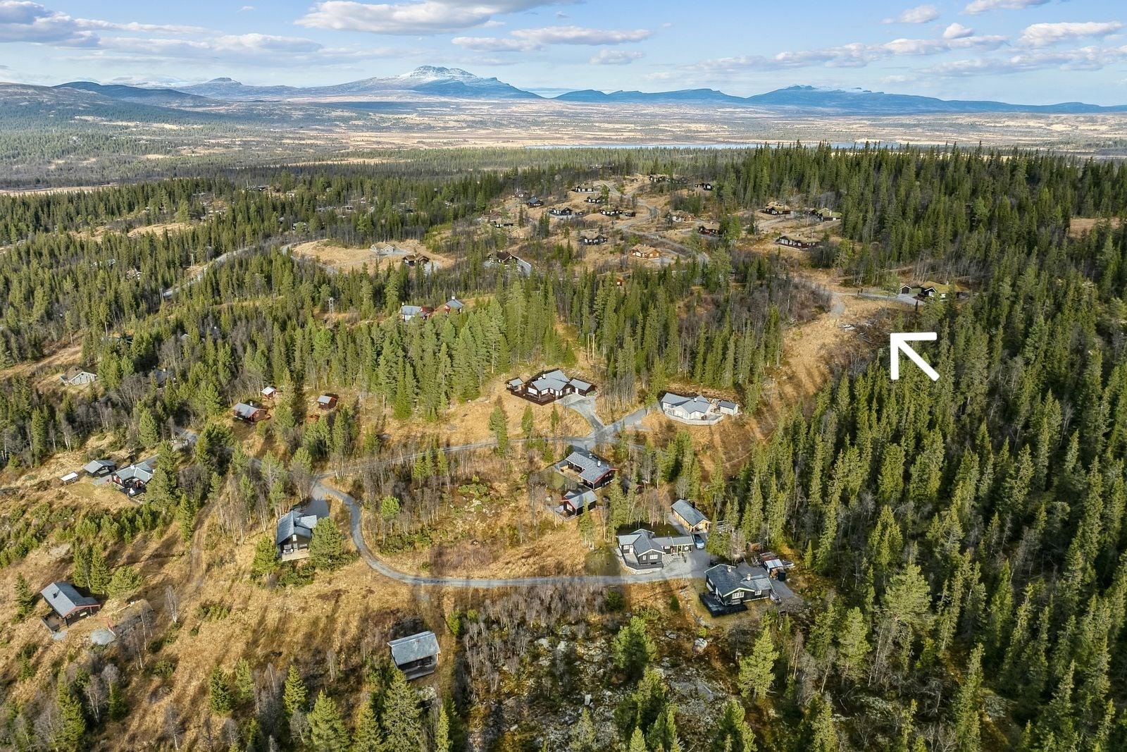 Fritidstomten er beliggende i et høystandard hyttefelt ved Rolistølen i Øystre Slidre kommune. Galleribilde